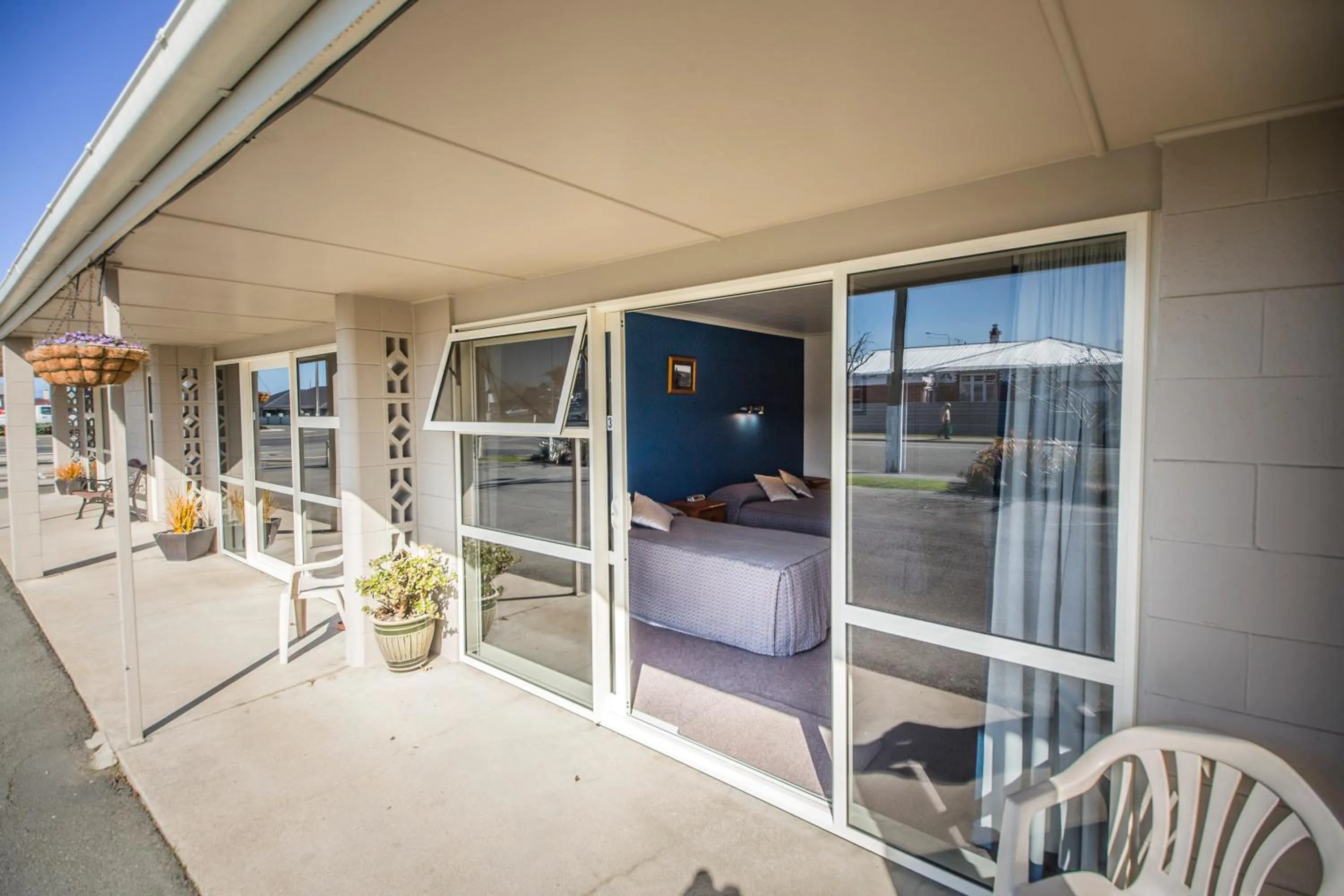 Facade/entrance in AAA Thames Court Motel