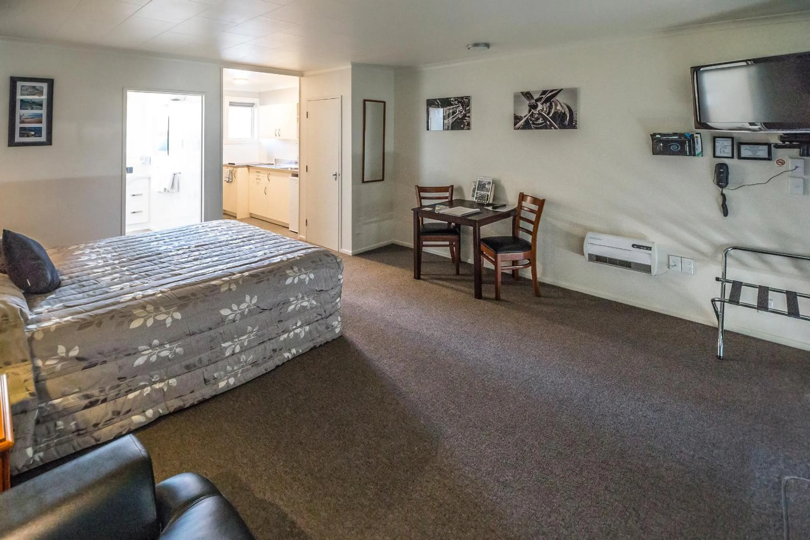 Photo of the whole room, Bed in AAA Thames Court Motel