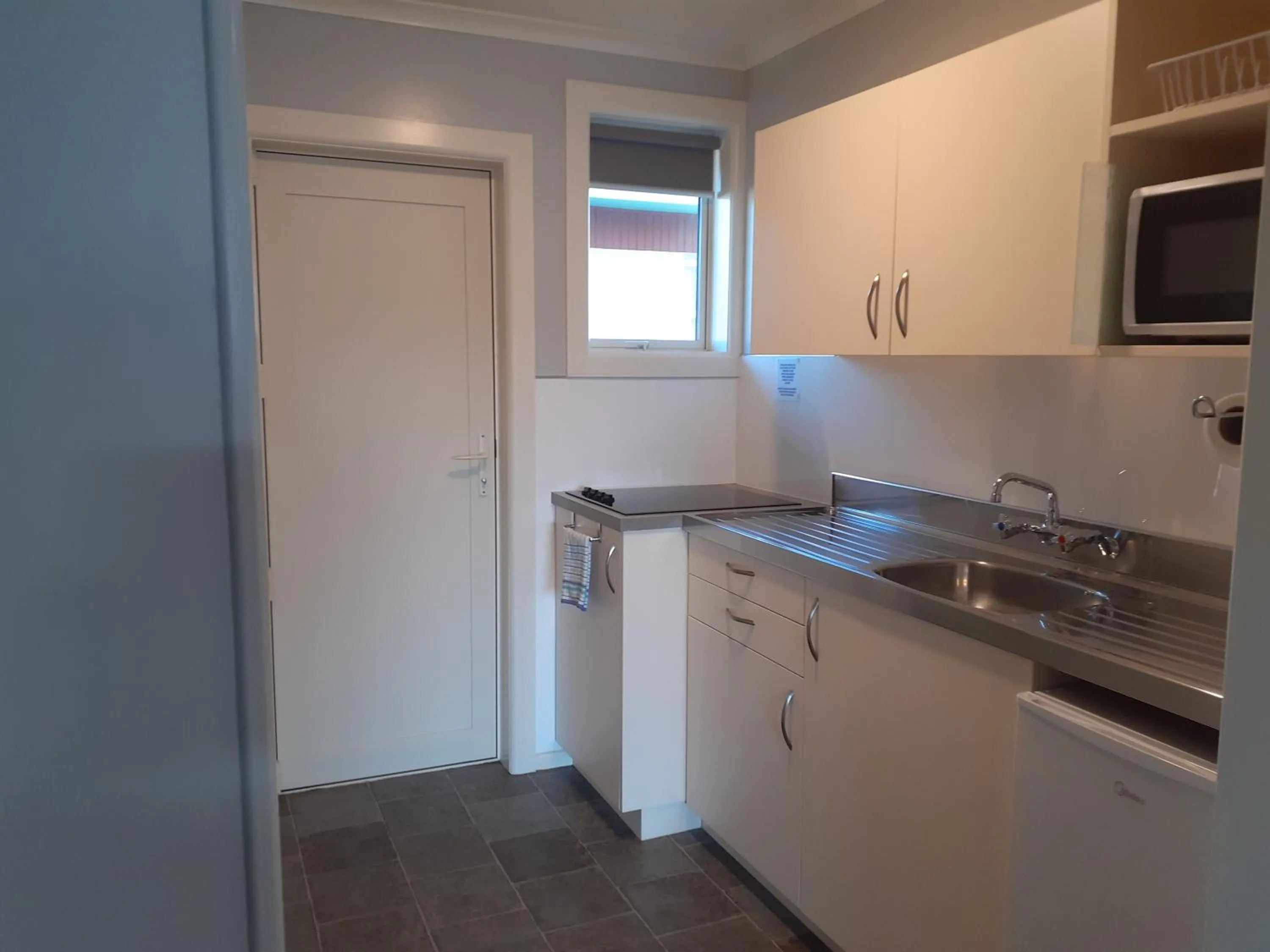 Kitchen or kitchenette in AAA Thames Court Motel