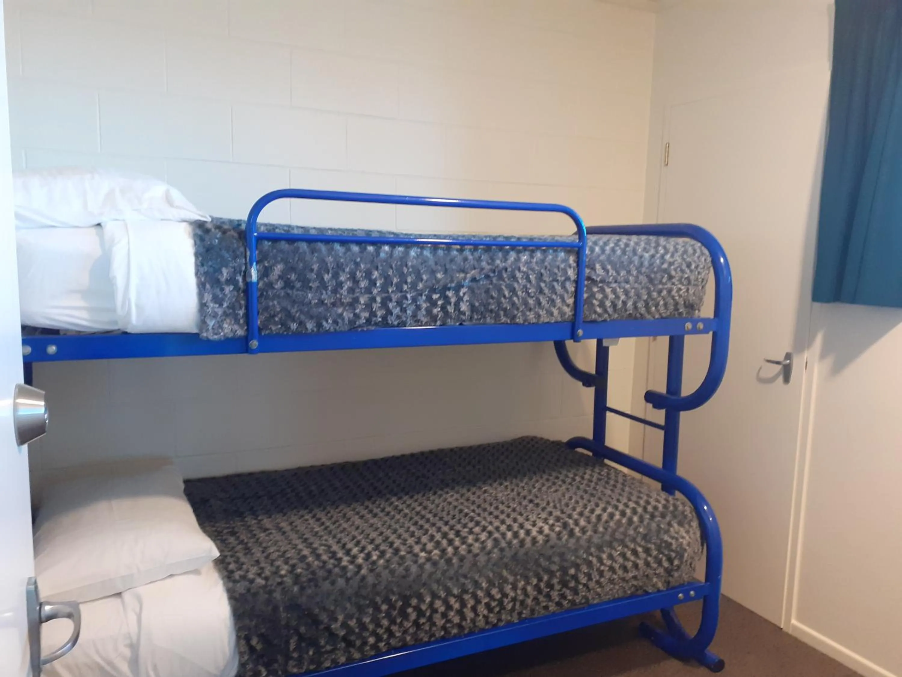 bunk bed, Bed in AAA Thames Court Motel