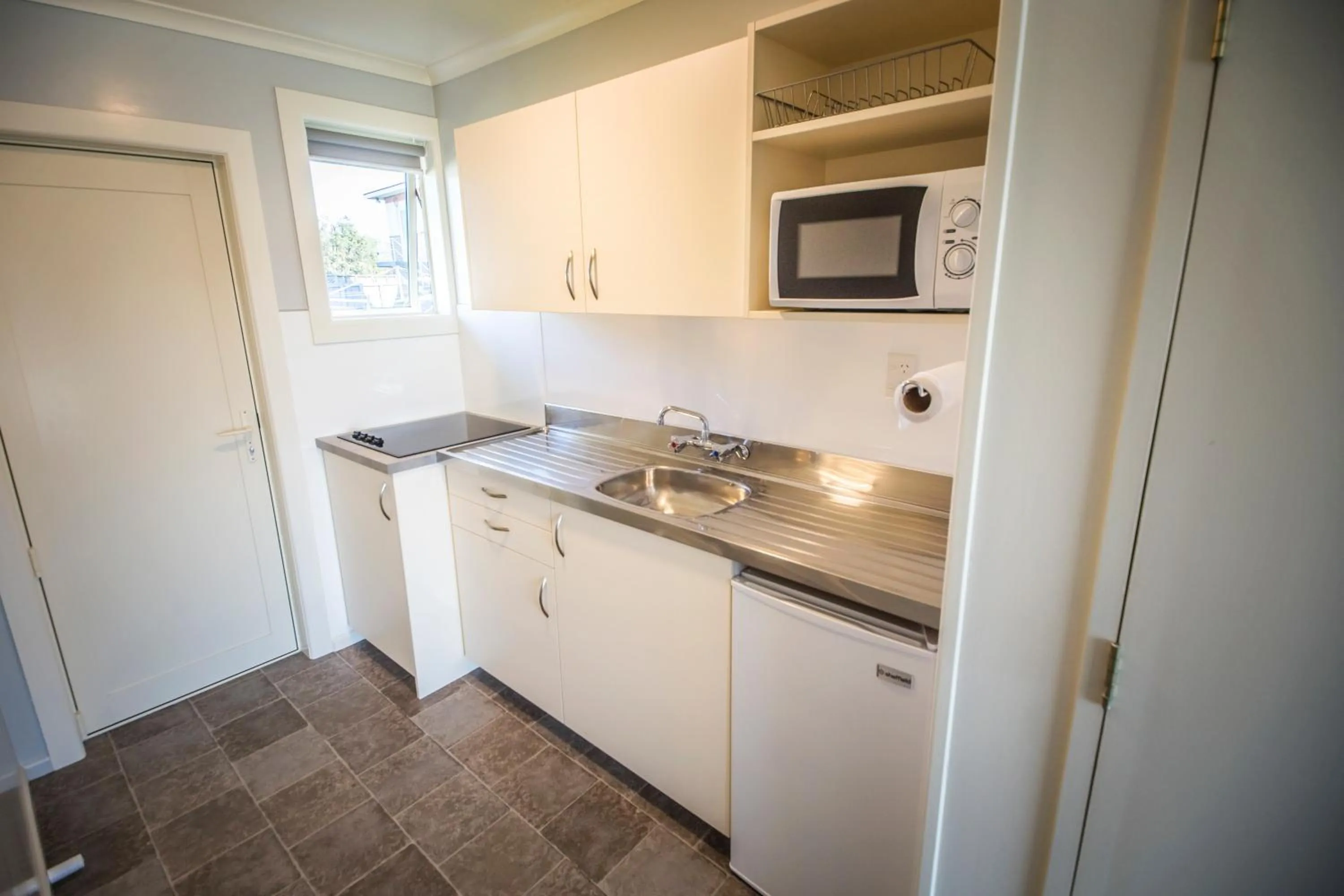 Kitchen or kitchenette in AAA Thames Court Motel