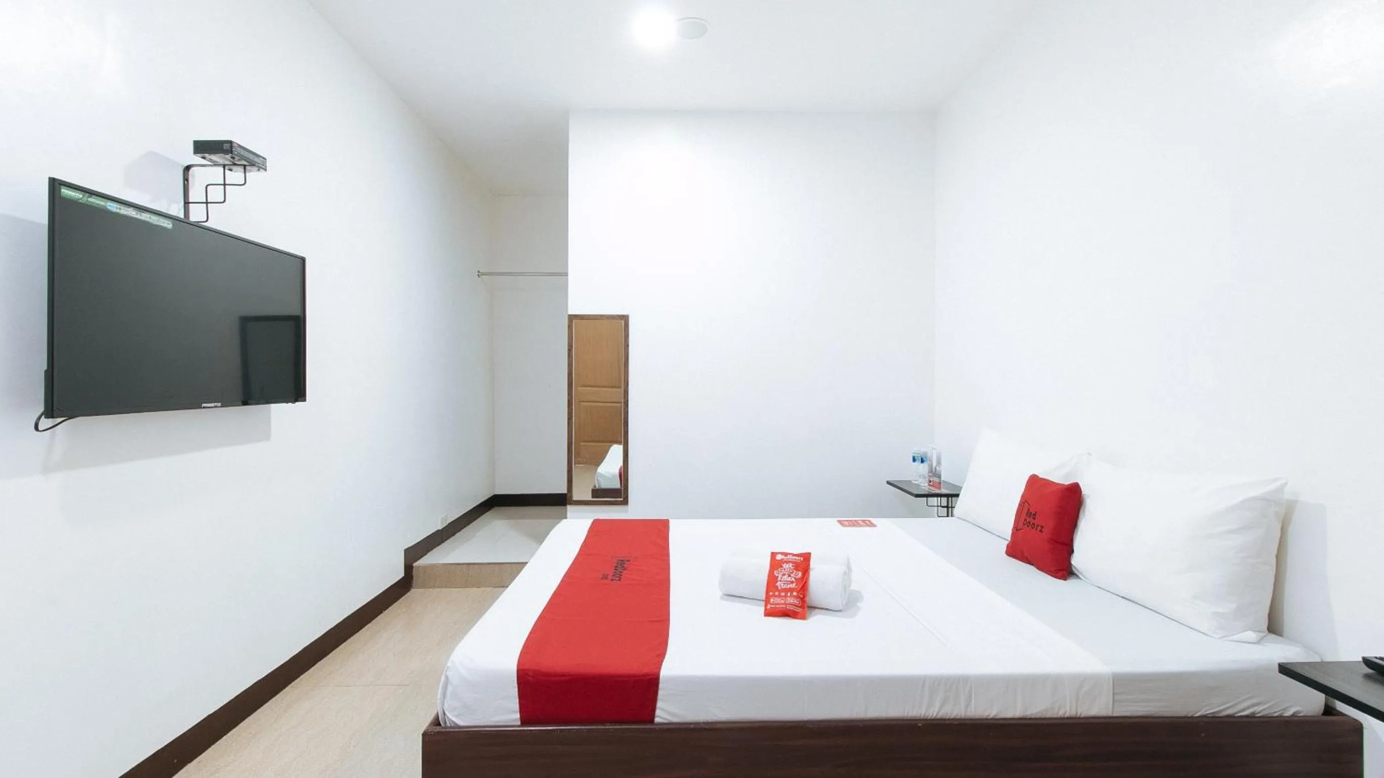 TV and multimedia, Bed in RedDoorz at San Antonio Makati