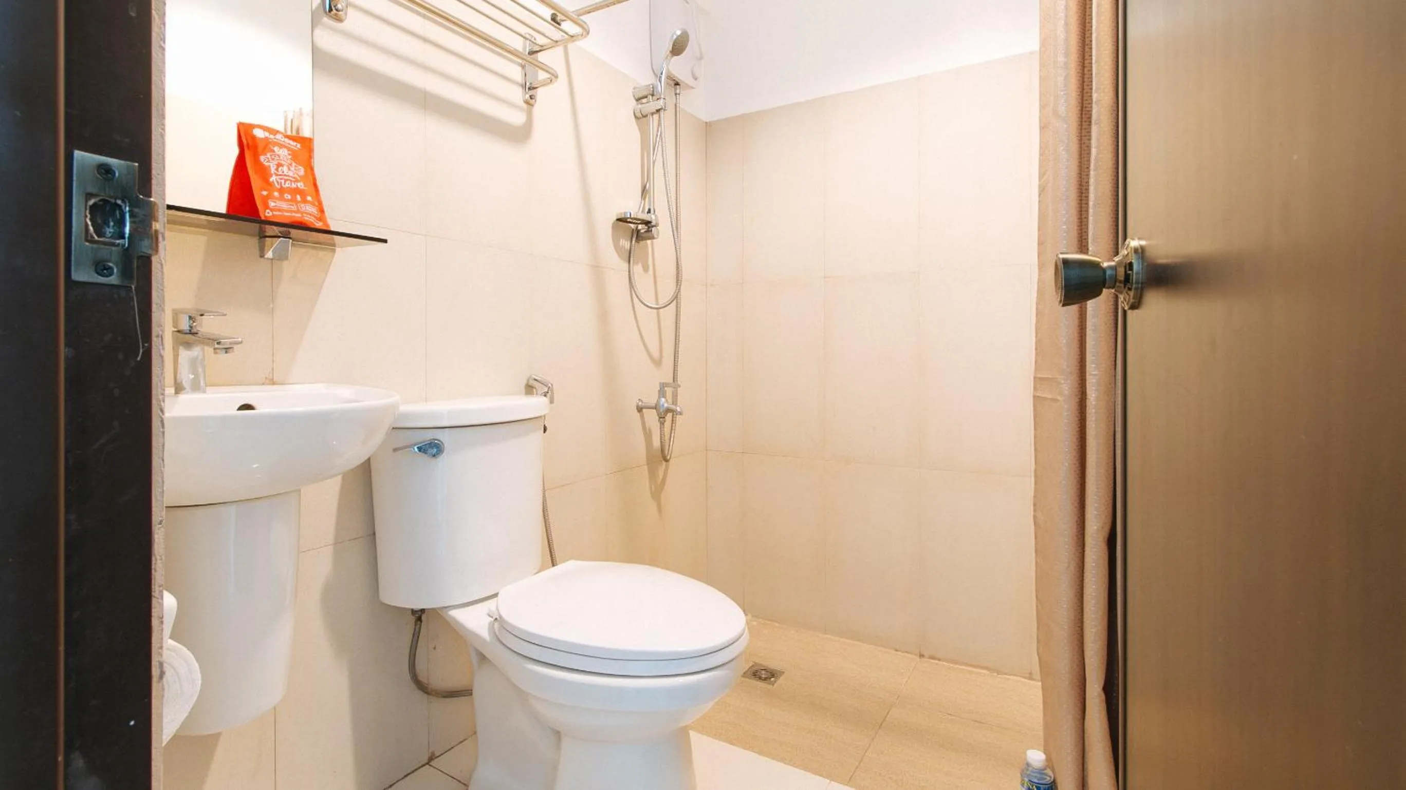 Bathroom in RedDoorz at San Antonio Makati