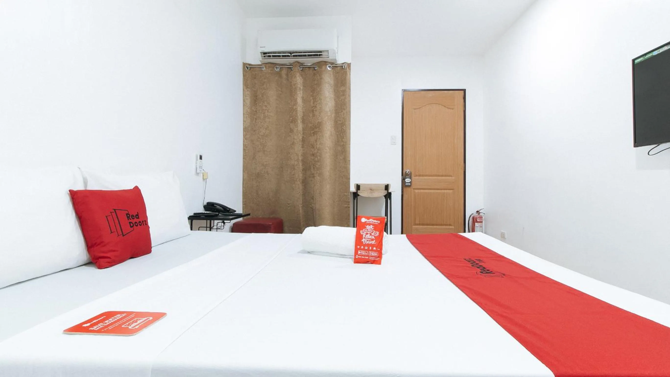 Bed in RedDoorz at San Antonio Makati
