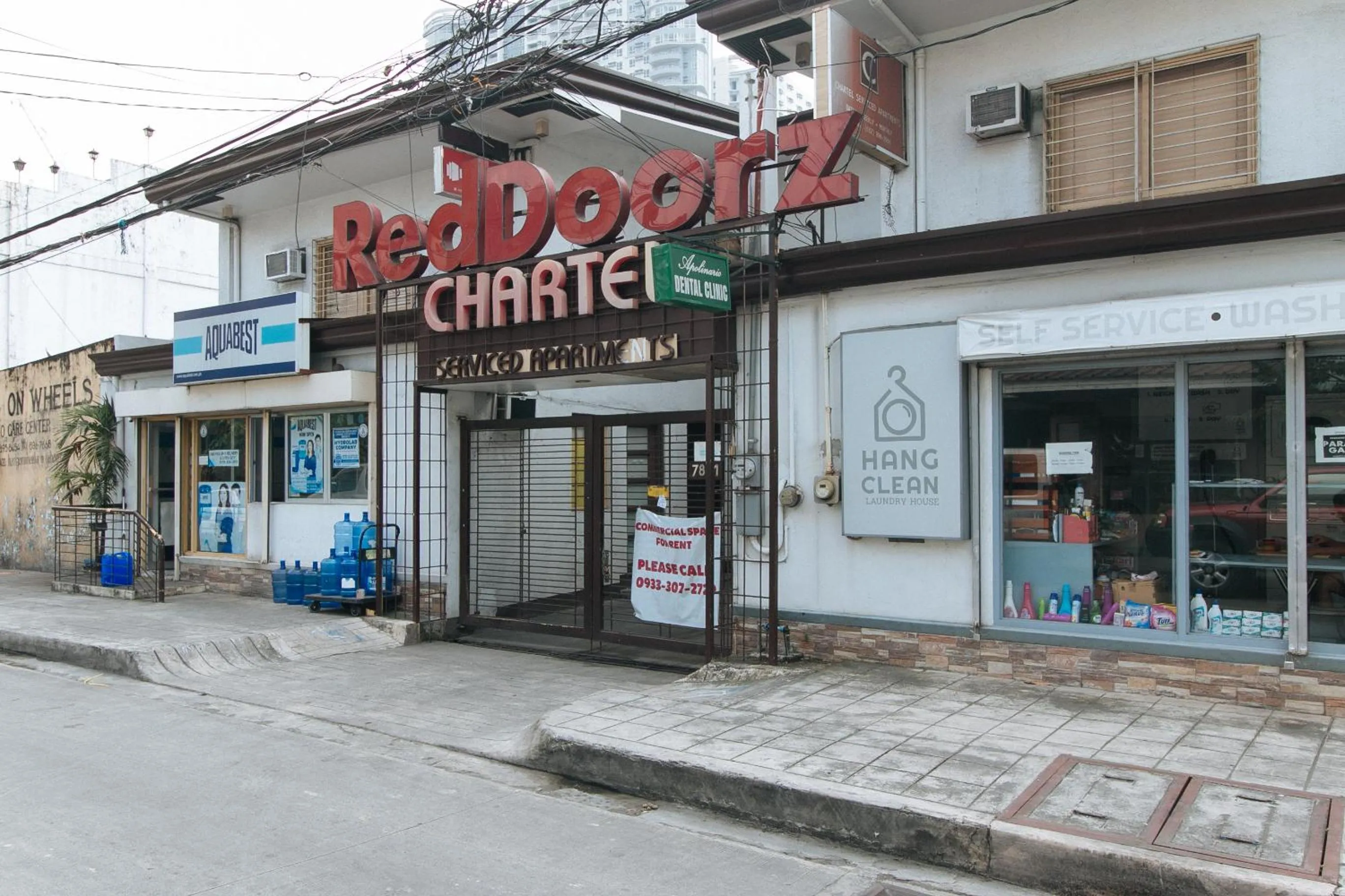 Facade/entrance in RedDoorz at San Antonio Makati
