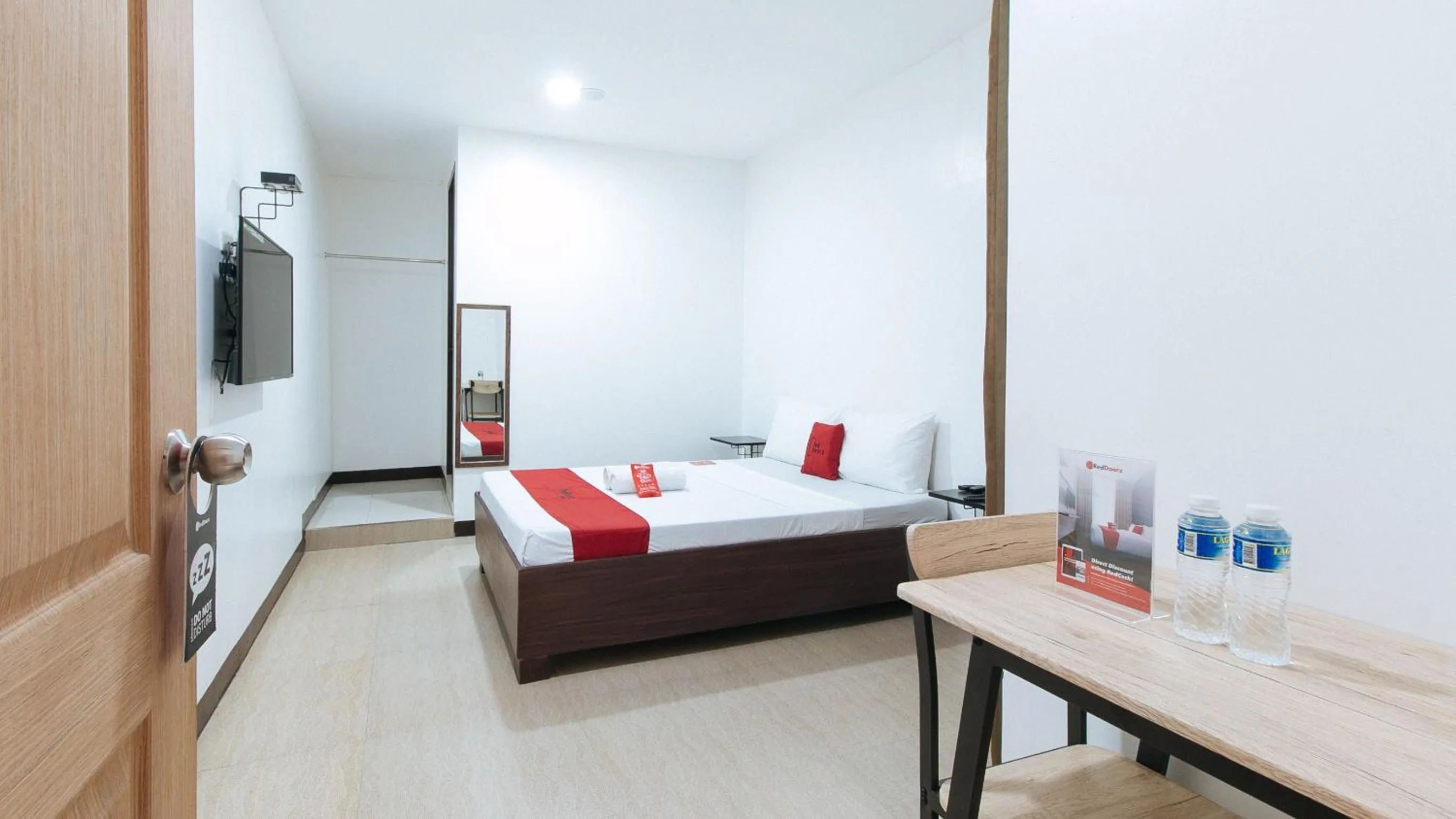 Bed in RedDoorz at San Antonio Makati
