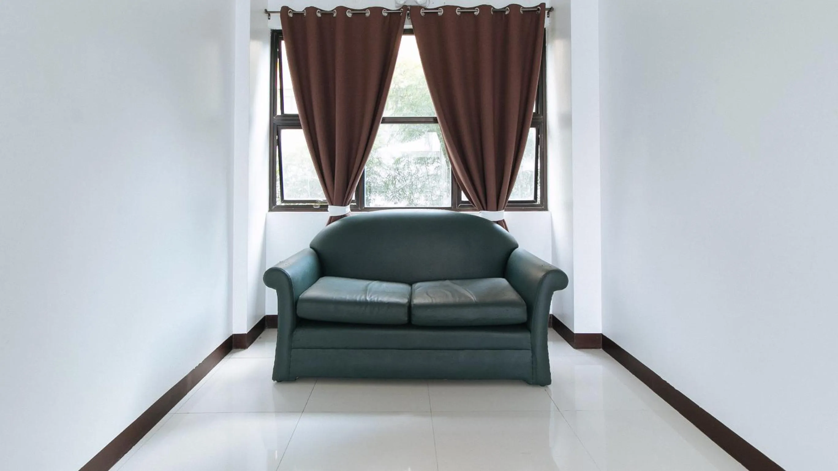 Seating area in RedDoorz at San Antonio Makati