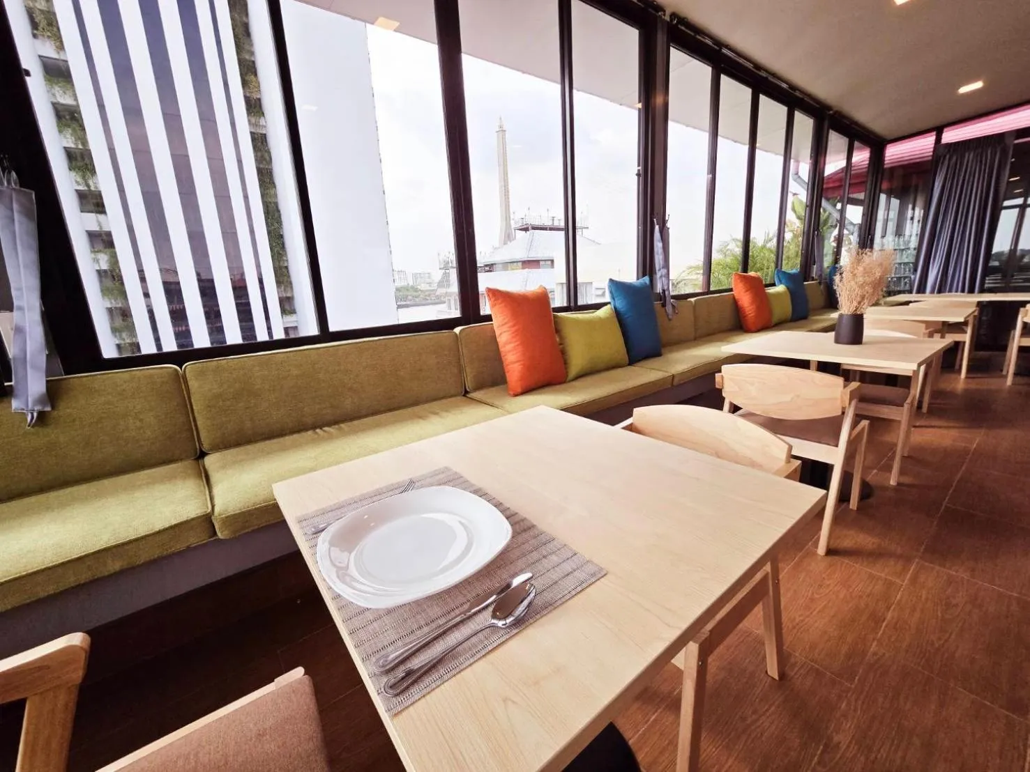 Restaurant/places to eat in Red Door Samsen Hotel, Bangkok