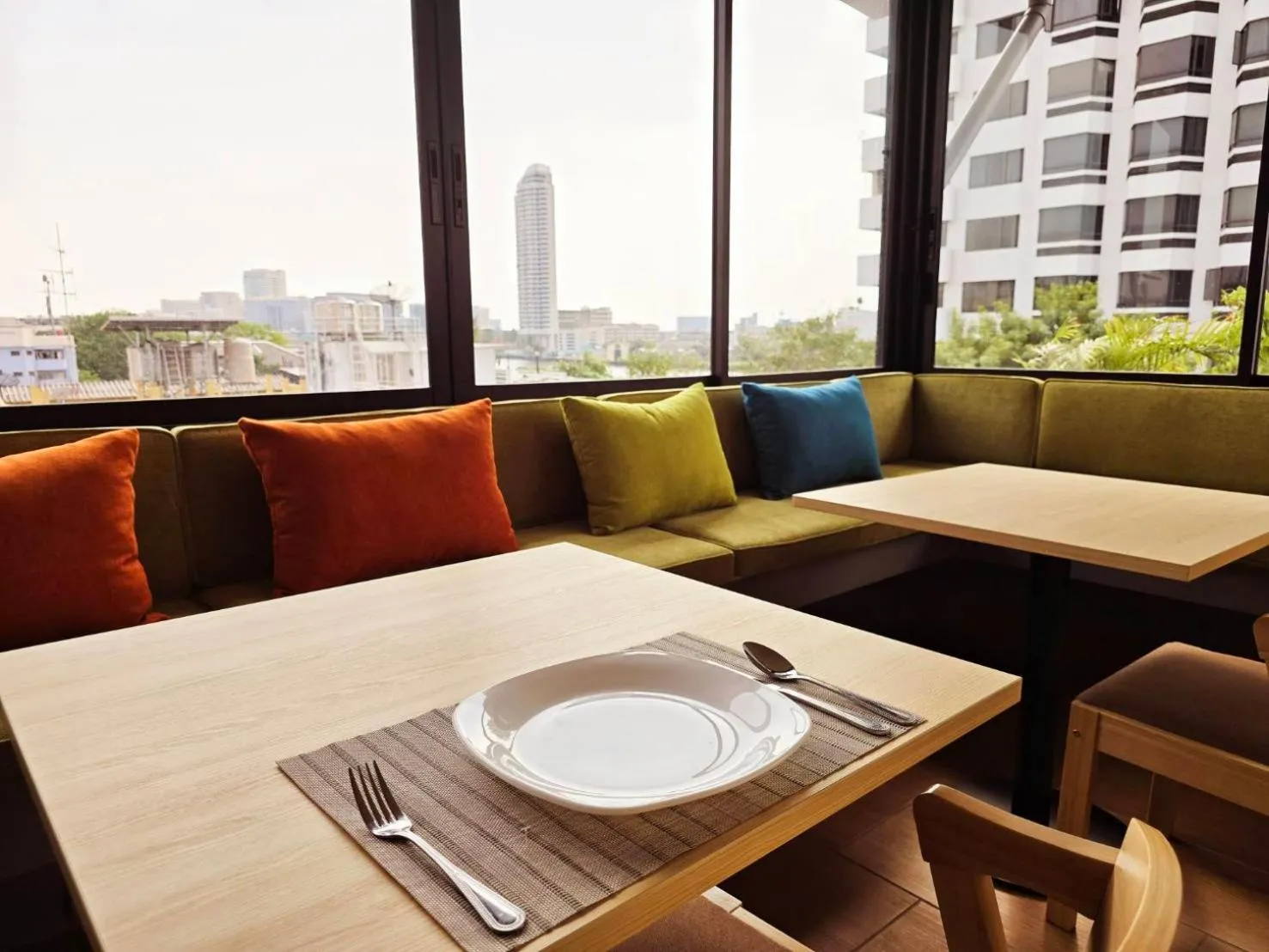 Restaurant/places to eat in Red Door Samsen Hotel, Bangkok