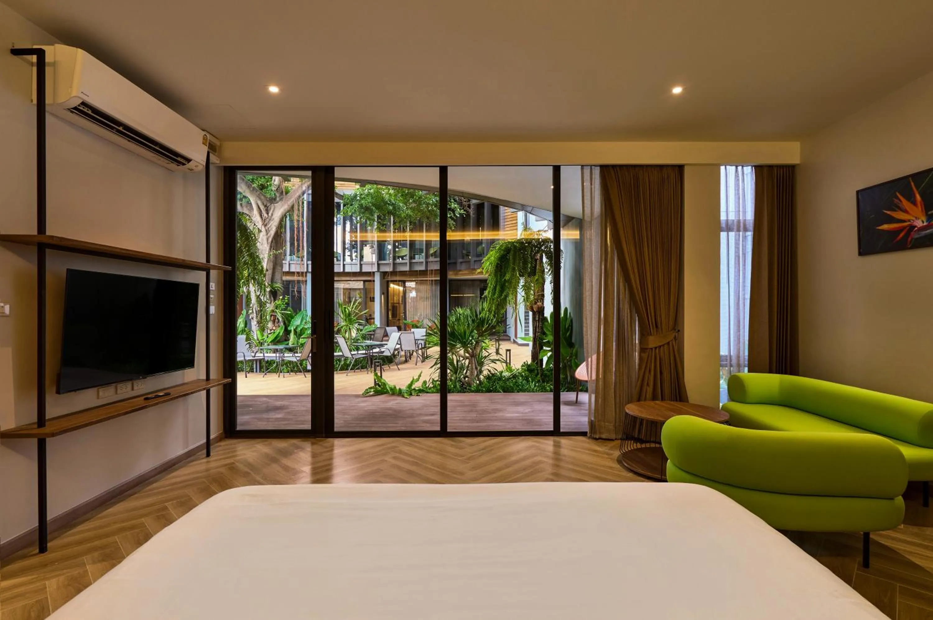 Bedroom, Bed in Red Door Samsen Hotel, Bangkok