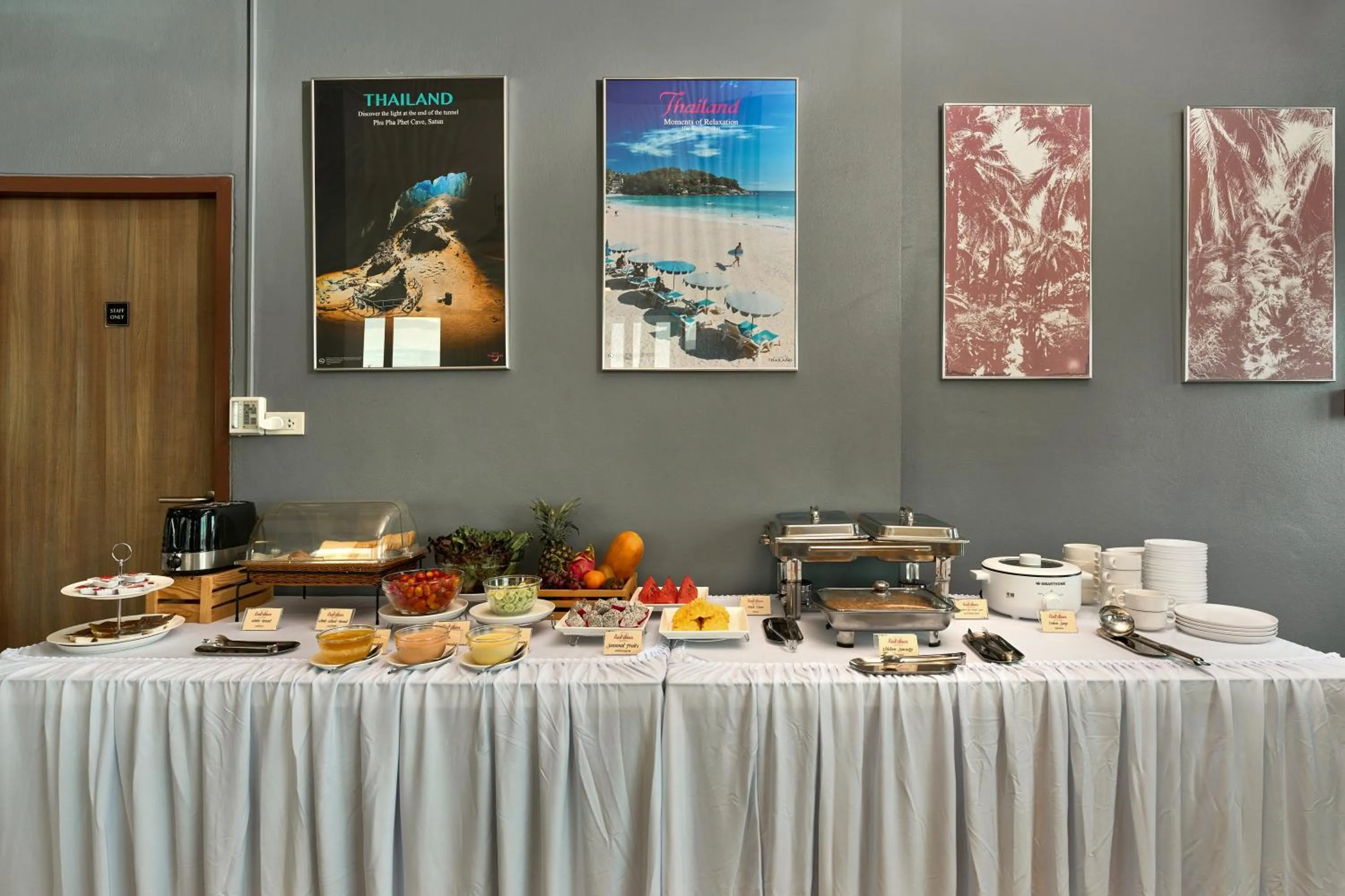 Restaurant/places to eat in Red Door Samsen Hotel, Bangkok