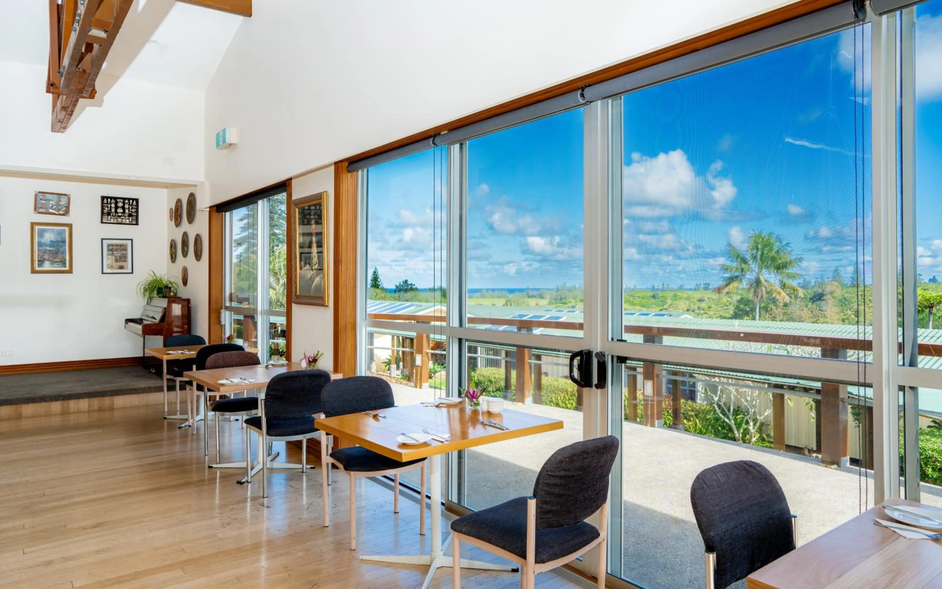 Restaurant/places to eat in South Pacific Resort Hotel