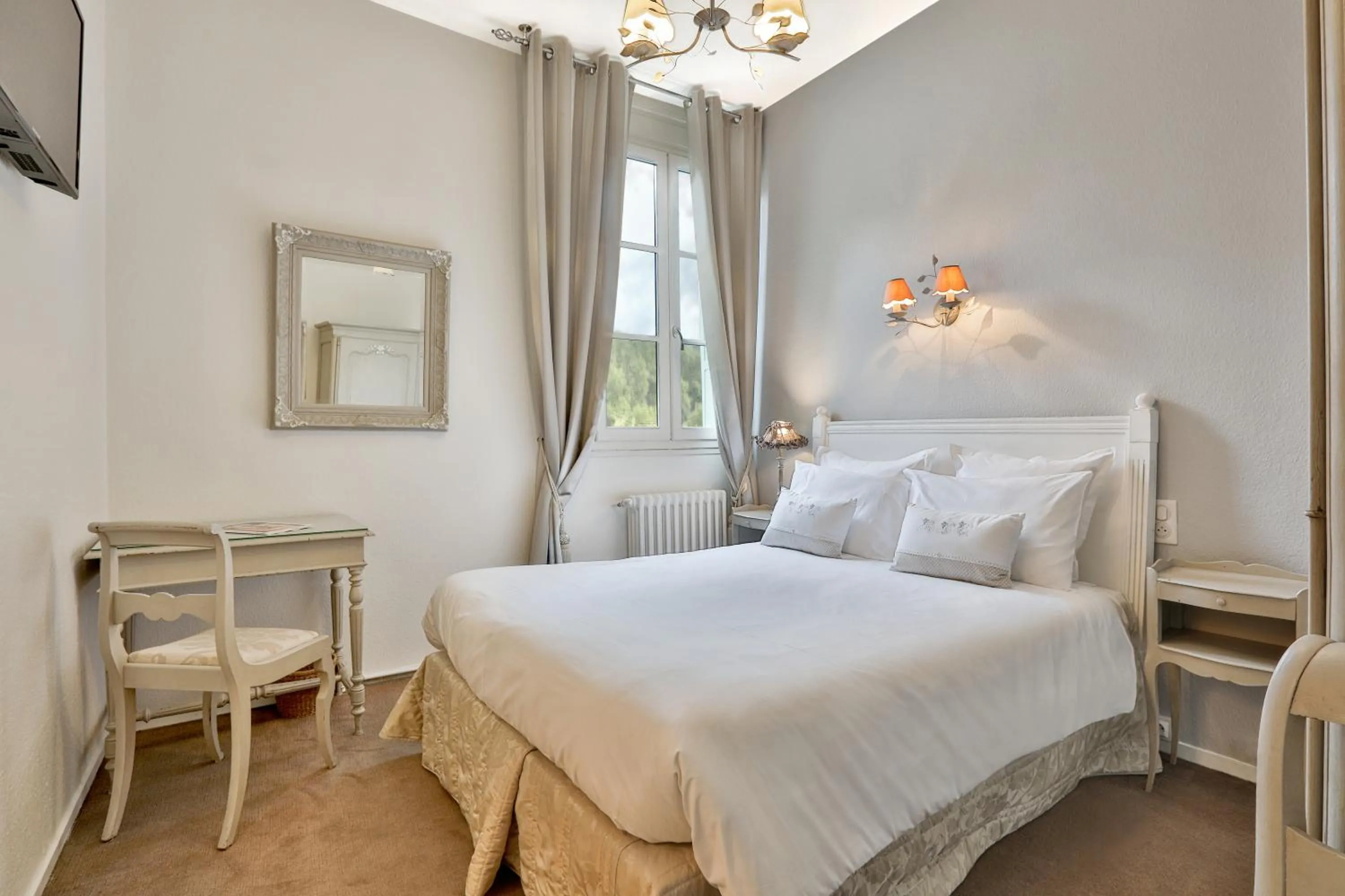 Property building, Bed in Hotel Restaurant Charbonnel