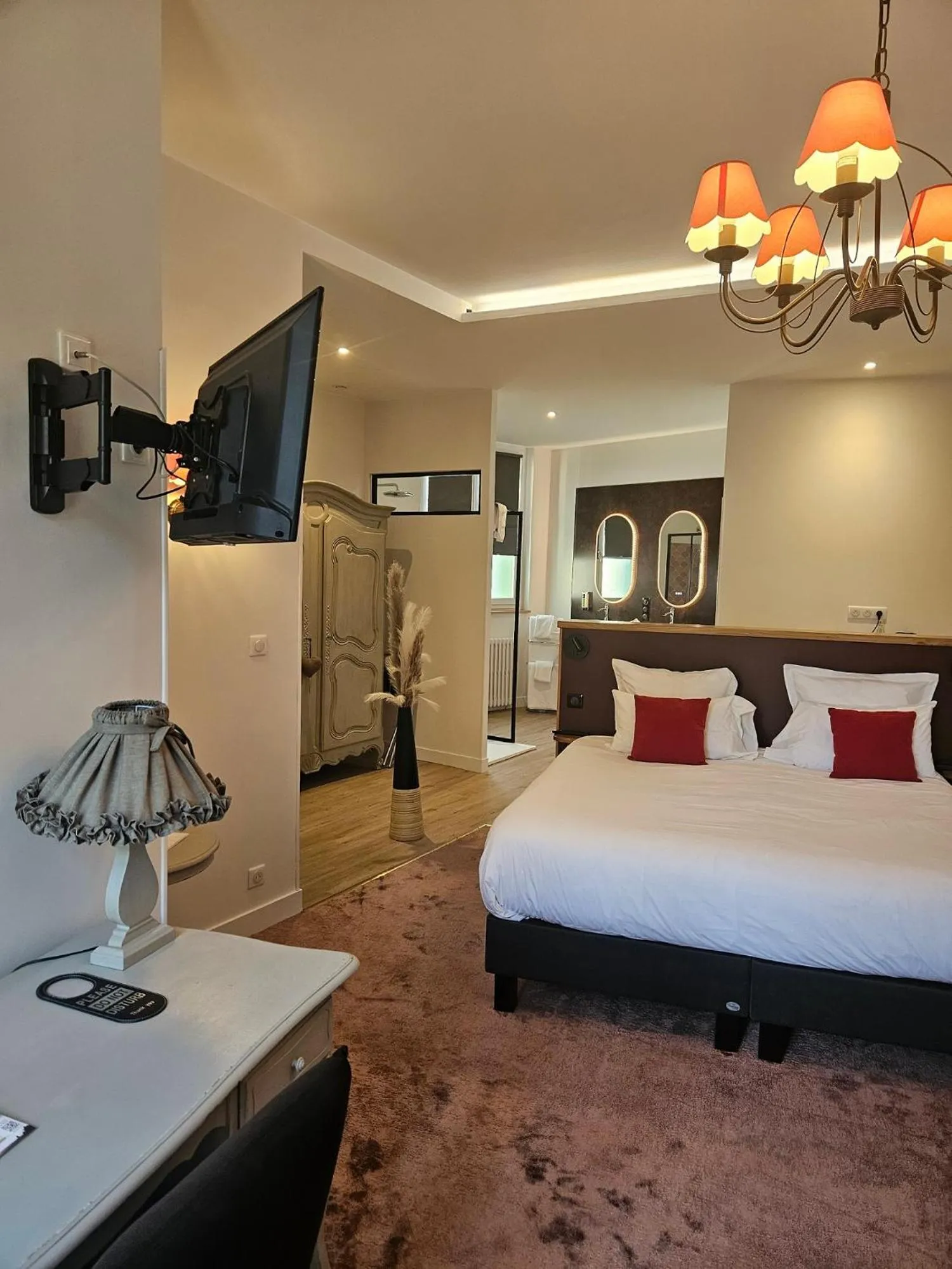 Photo of the whole room, Bed in Hotel Restaurant Charbonnel