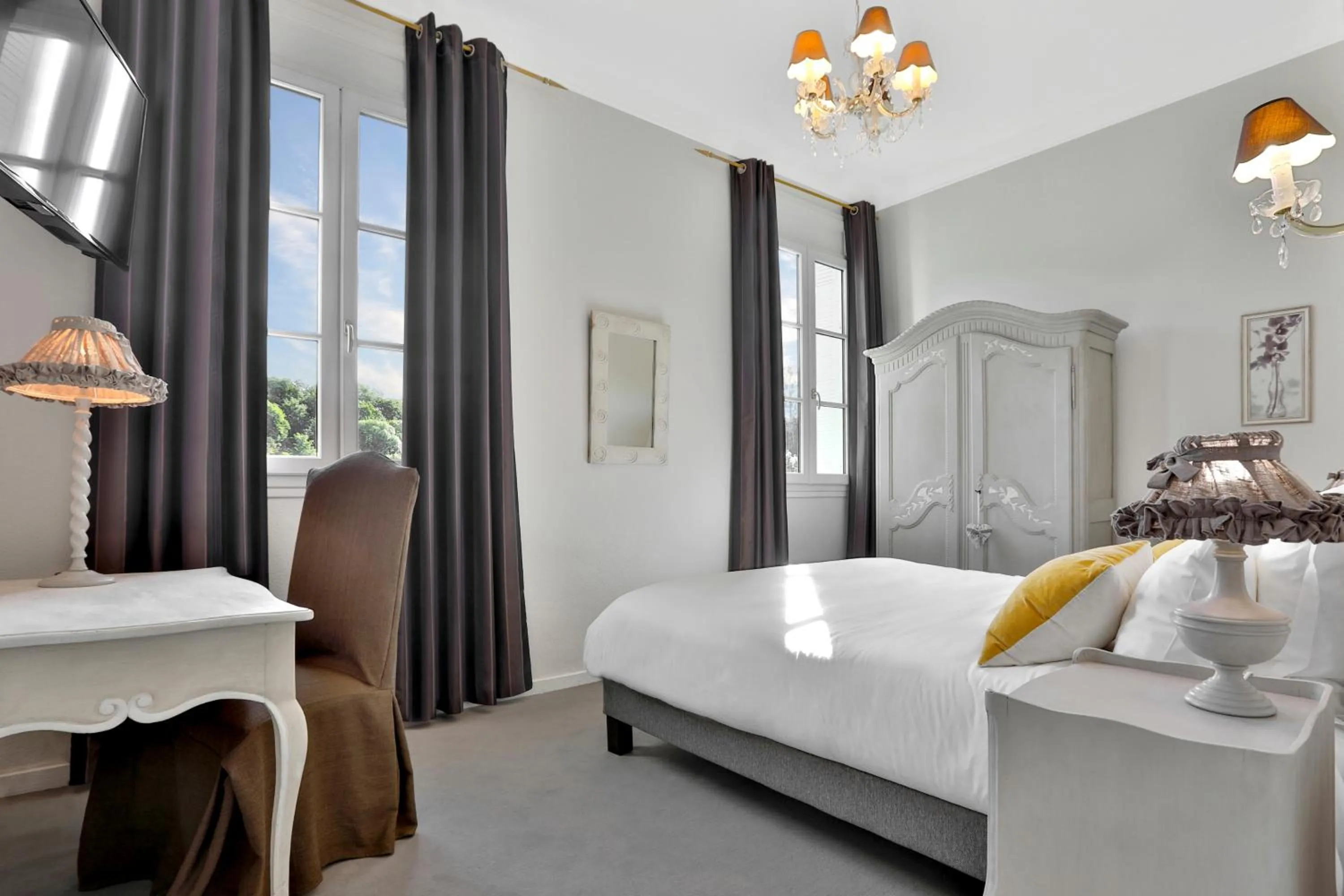 Photo of the whole room, Bed in Hotel Restaurant Charbonnel