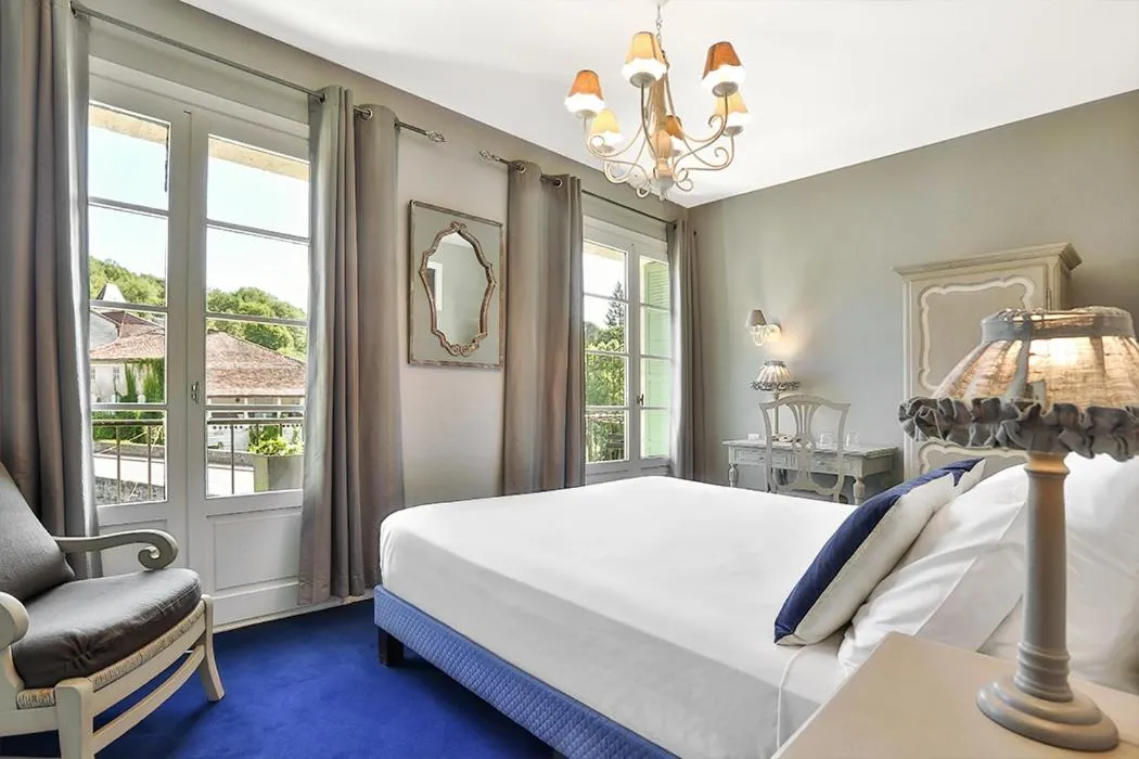 Bedroom, Bed in Hotel Restaurant Charbonnel