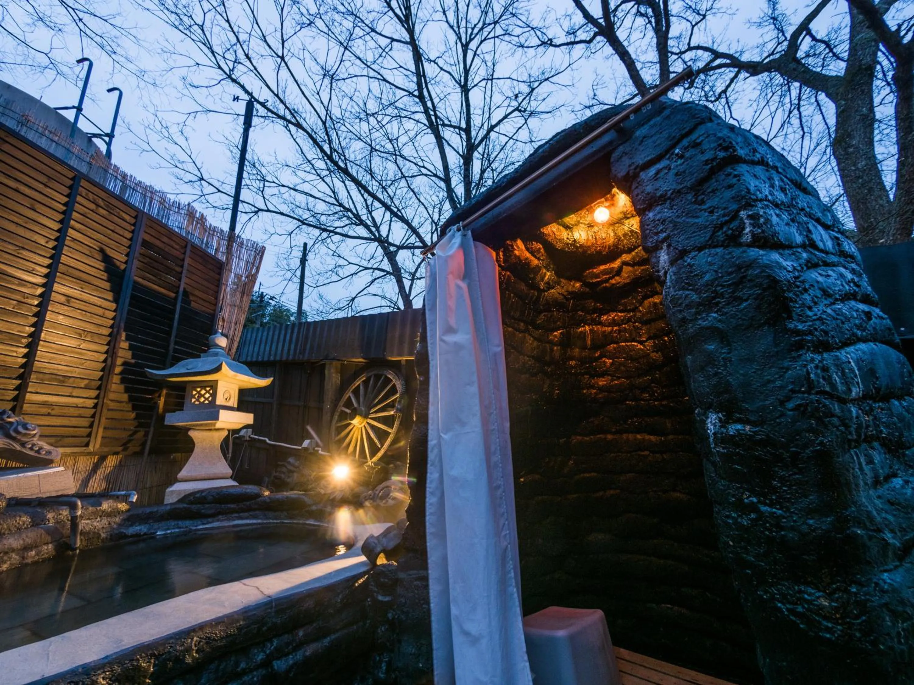 Hot Spring Bath in Yufuin Lamp no Yado