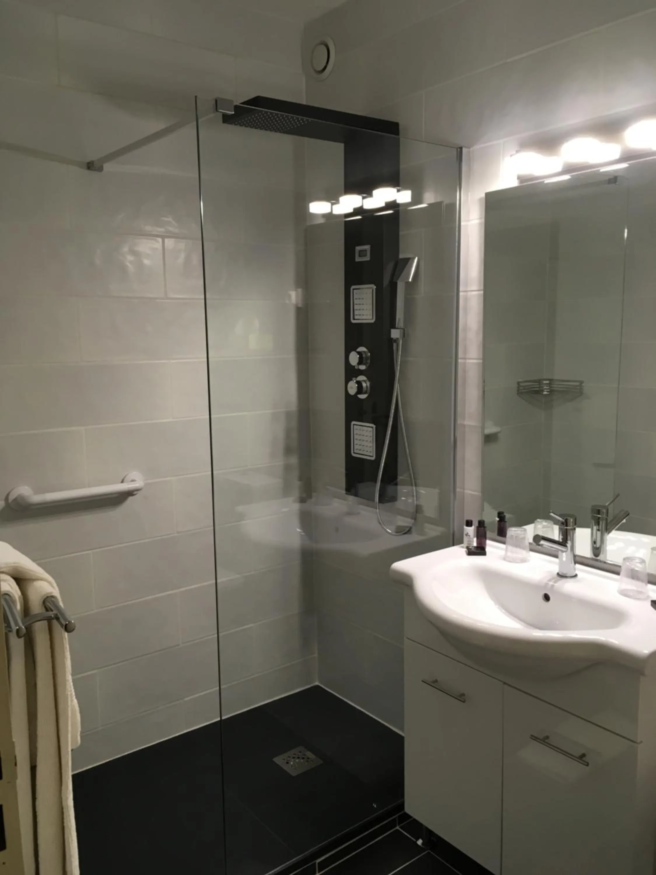 Bathroom in Logis Hôtel Restaurant La Bastide