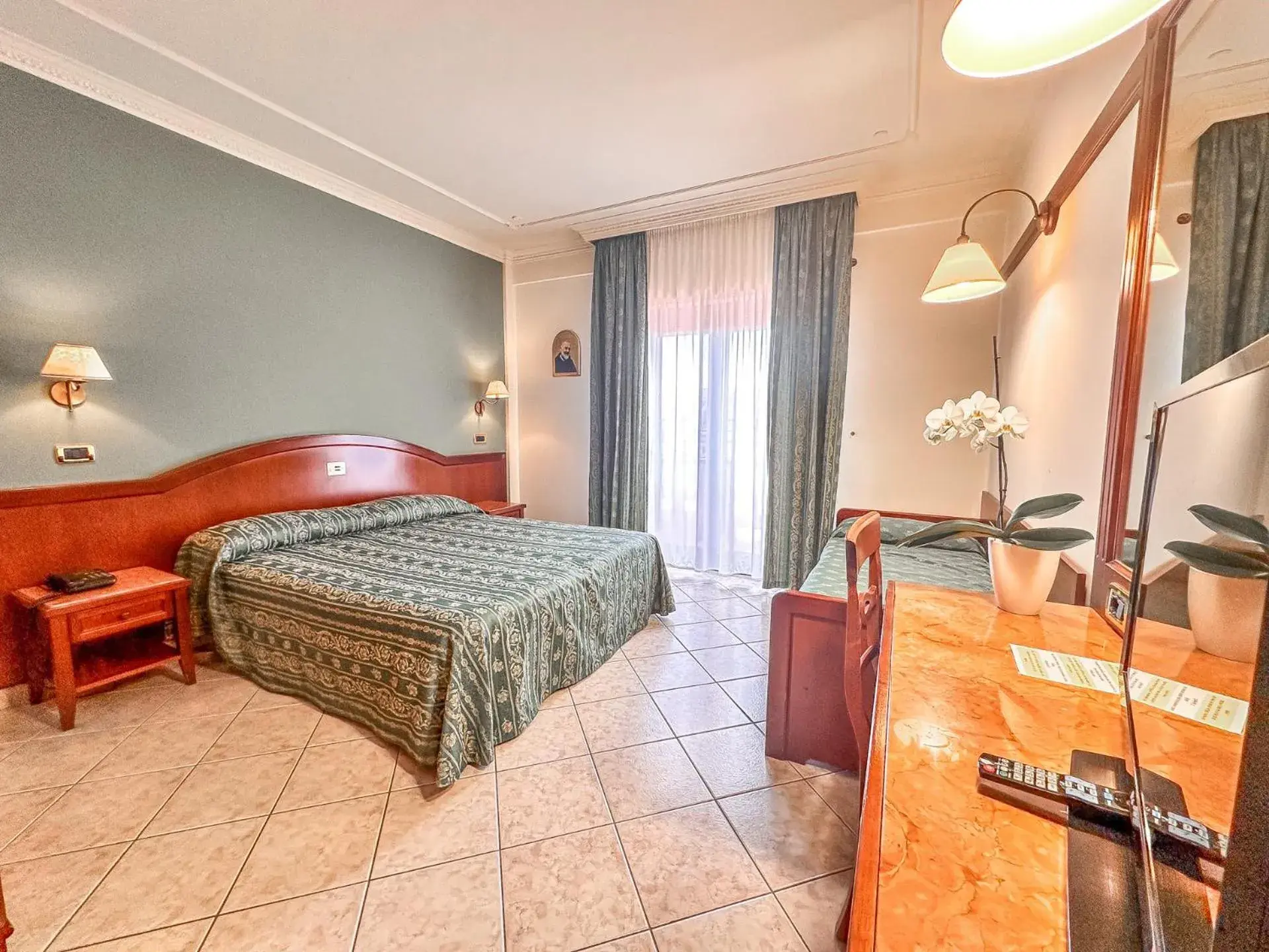 Triple Room in Hotel Valle Rossa Triple Room in Hotel Valle Rossa