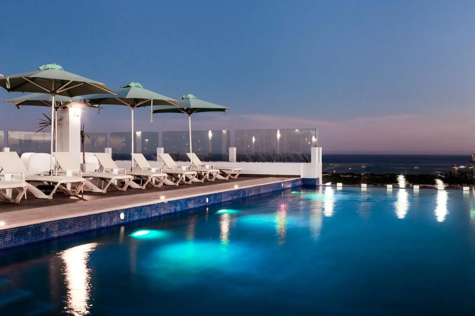 Swimming pool in Comfort Inn & Suites Los Cabos