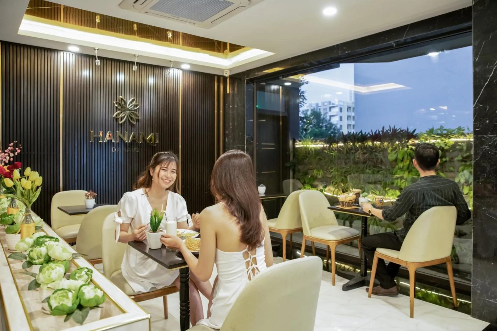 Restaurant/places to eat in Hanami Hotel Danang