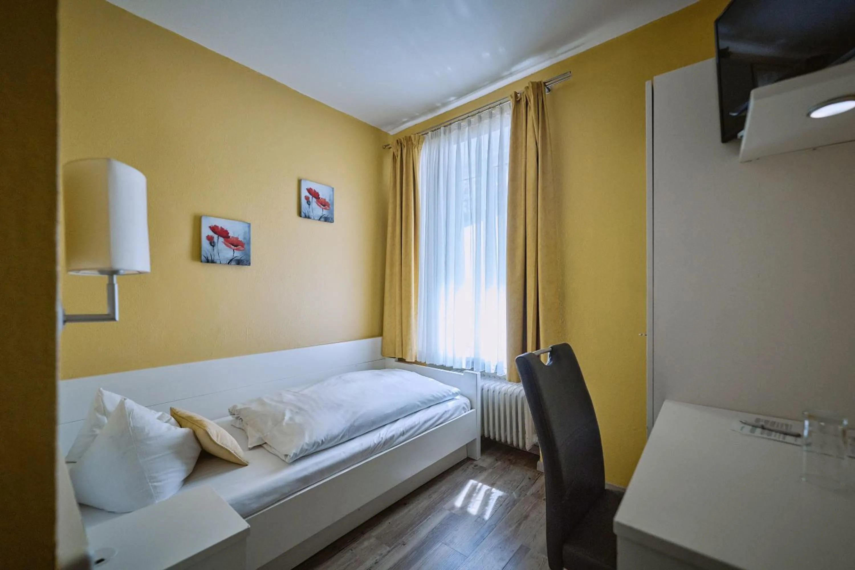 Bed in Herdegen Rooms - Self Check-in