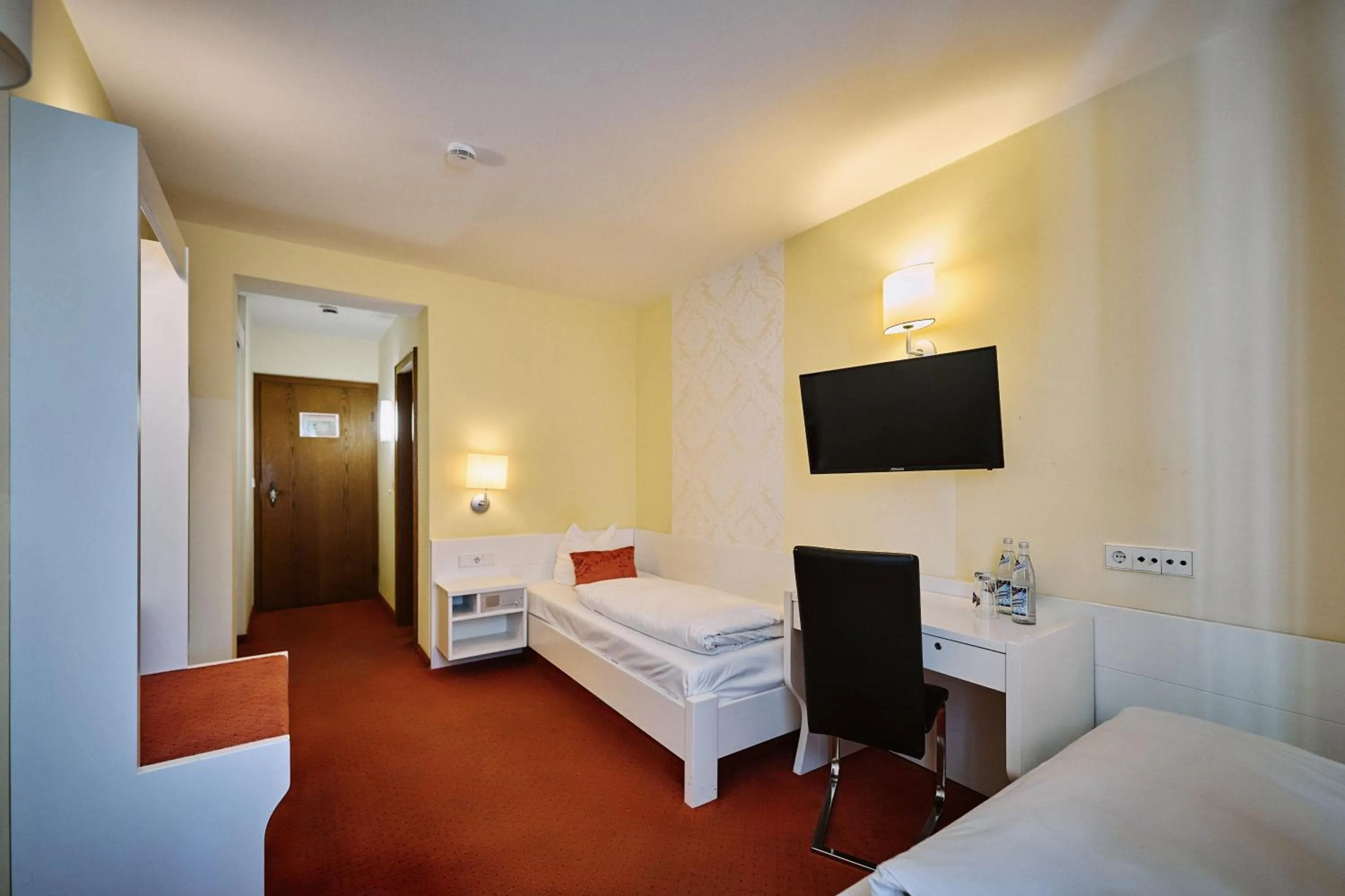 Photo of the whole room, Bed in Herdegen Rooms - Self Check-in