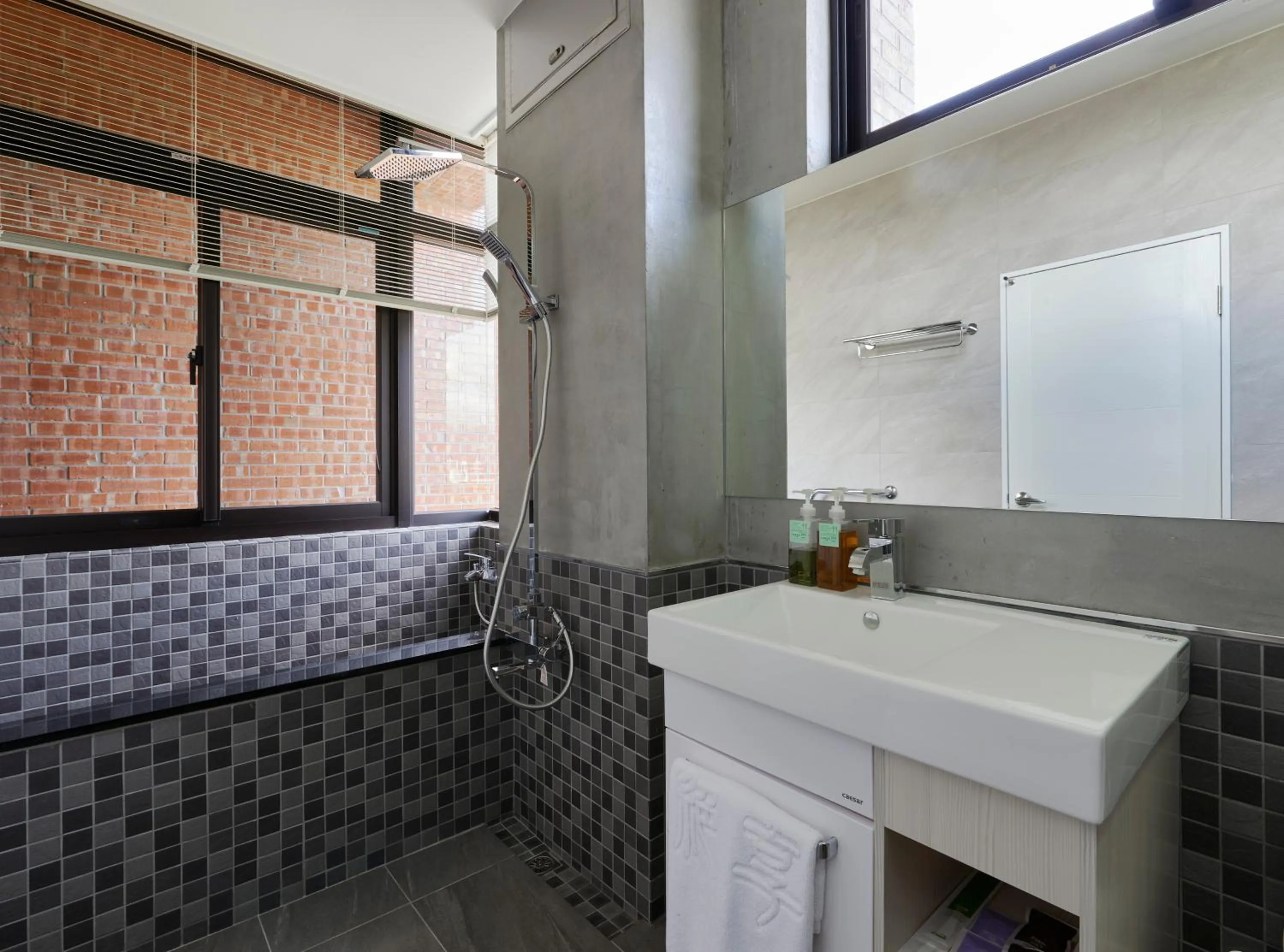 Shower in Enjoy Sanheyuan