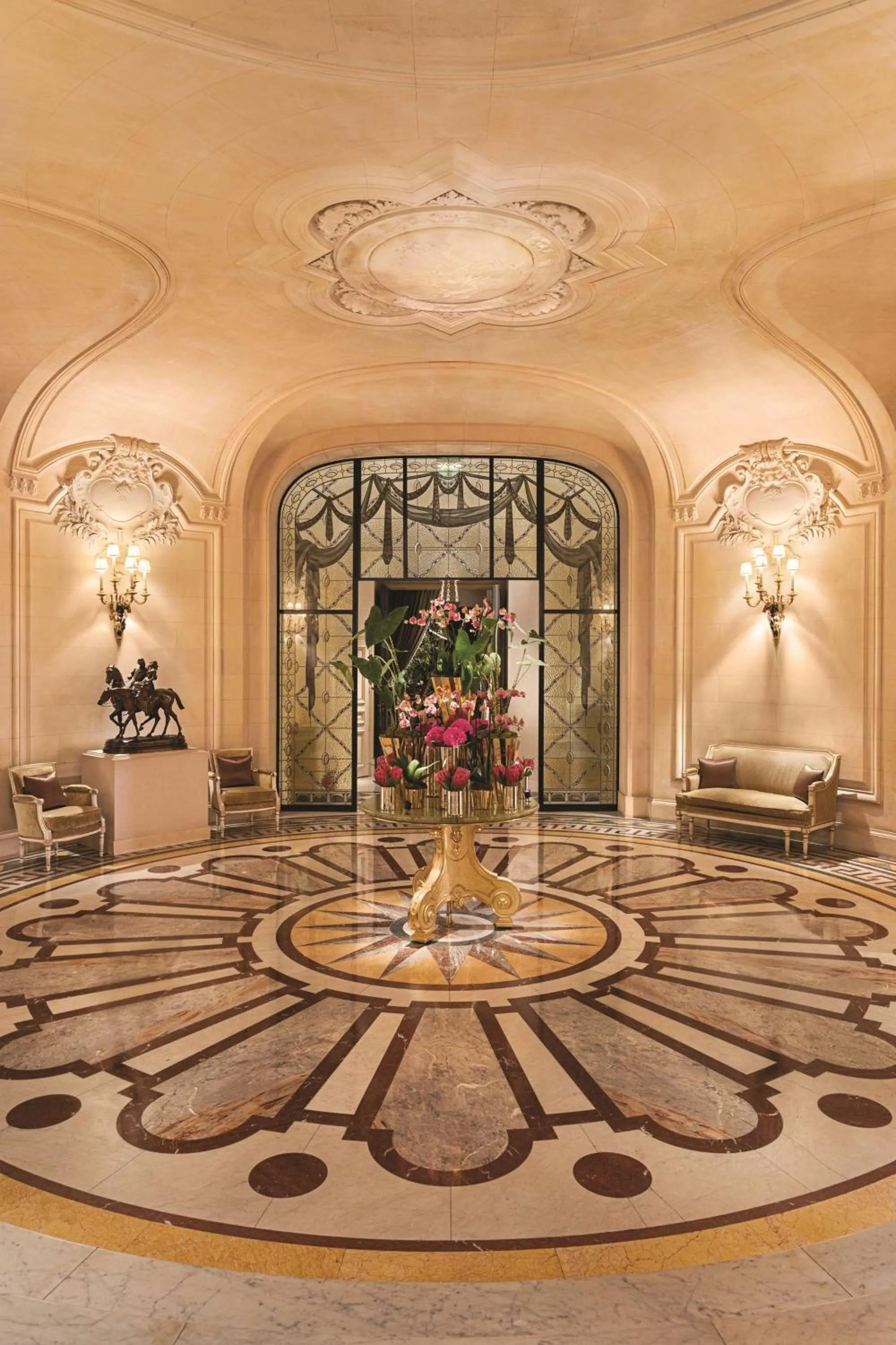 Lobby or reception in Shangri-La Paris