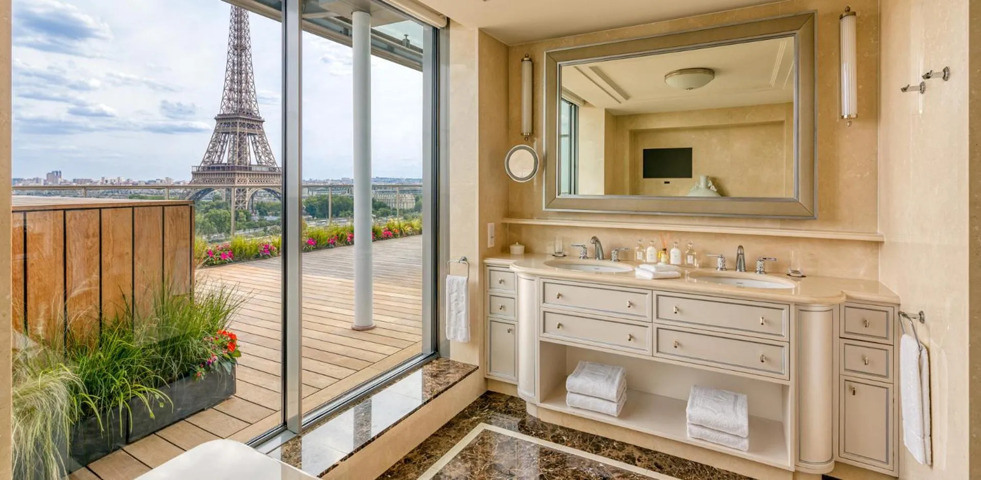 Property building in Shangri-La Paris