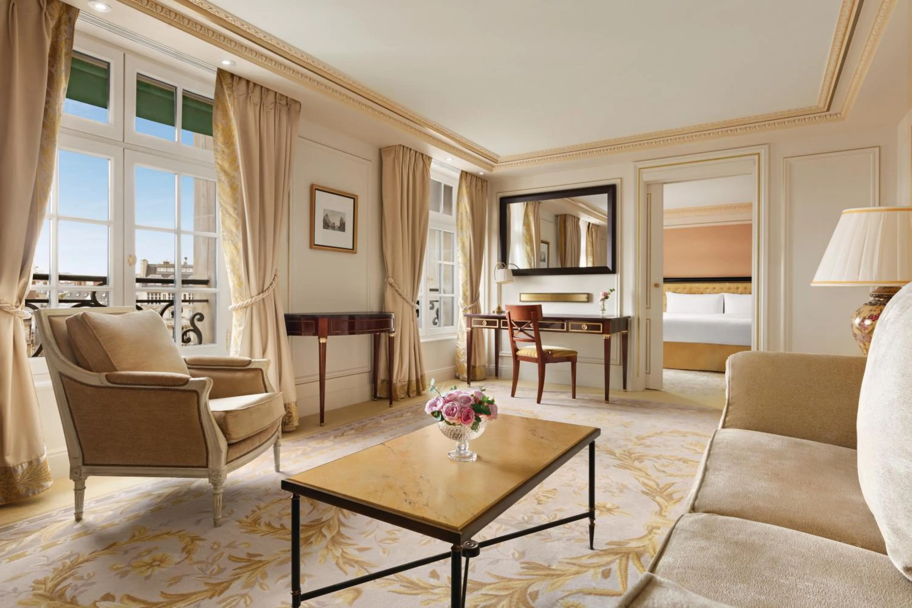 Photo of the whole room, Bed in Shangri-La Paris