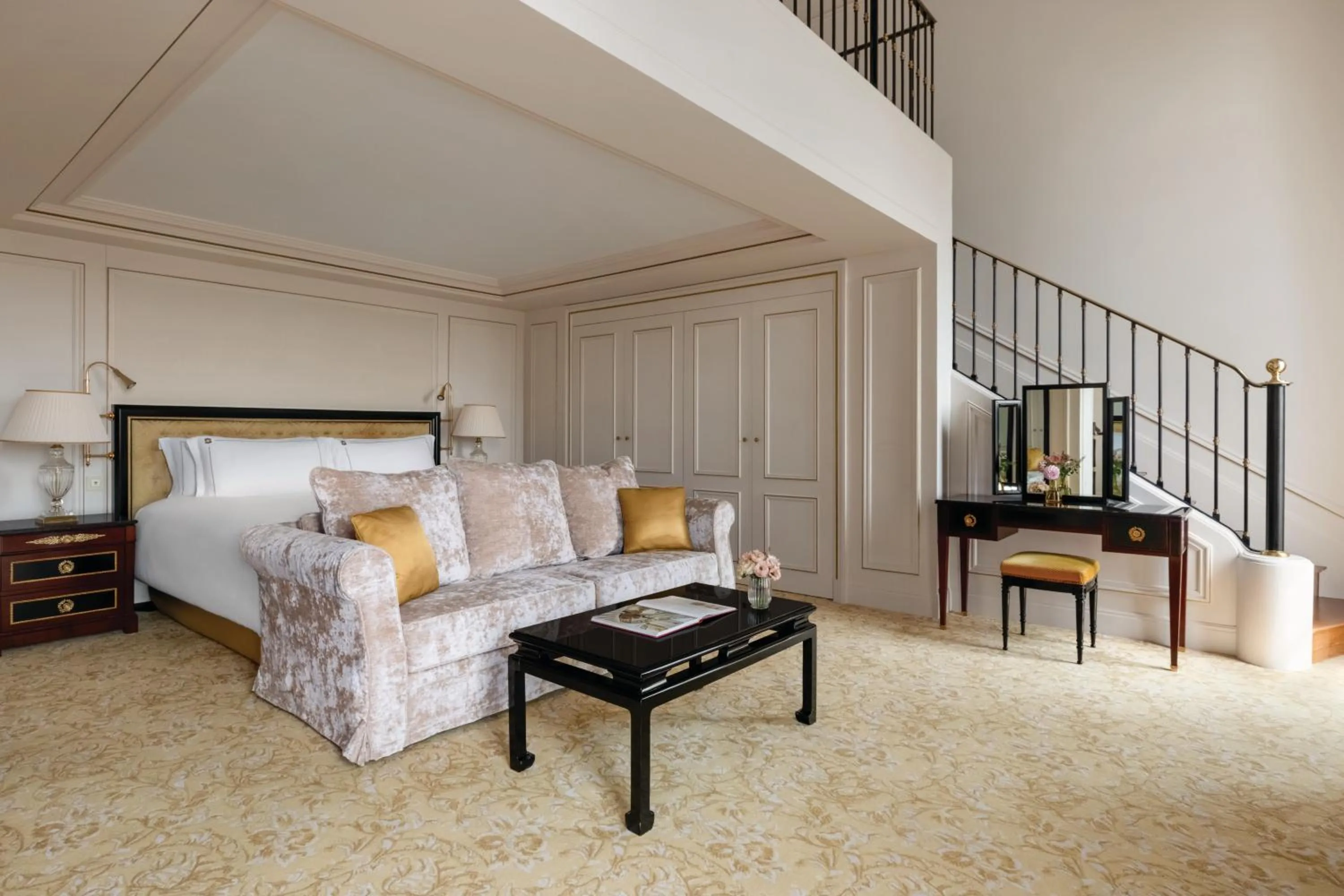 Photo of the whole room, Bed in Shangri-La Paris