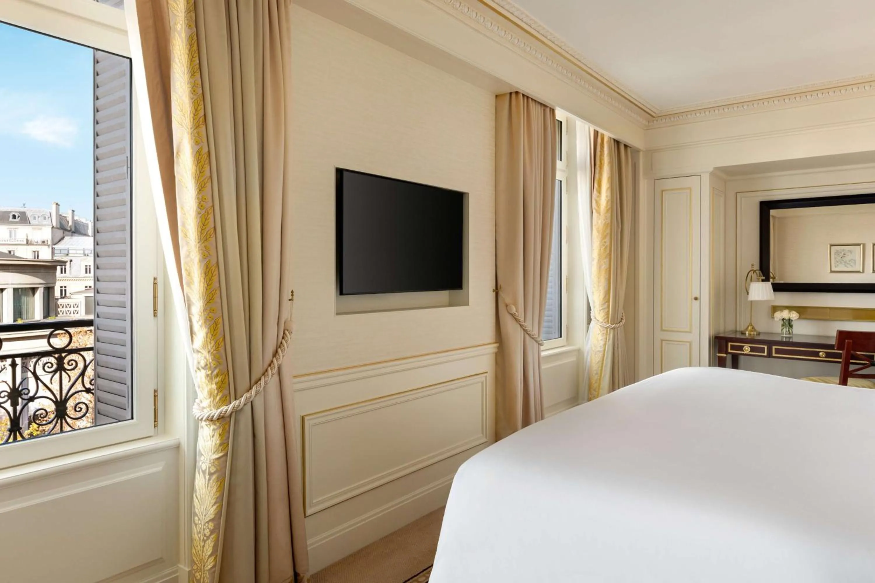 Photo of the whole room, Bed in Shangri-La Paris