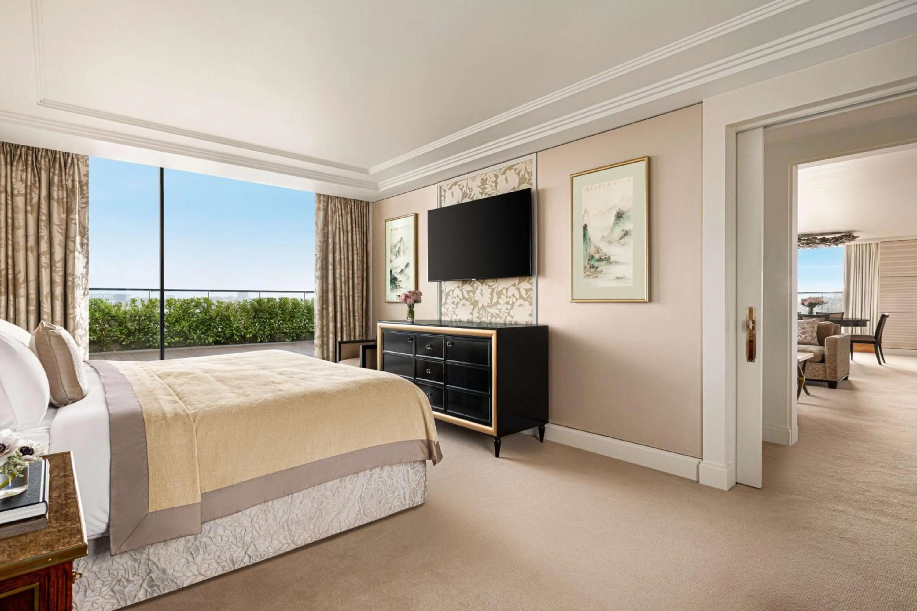 Photo of the whole room, Bed in Shangri-La Paris