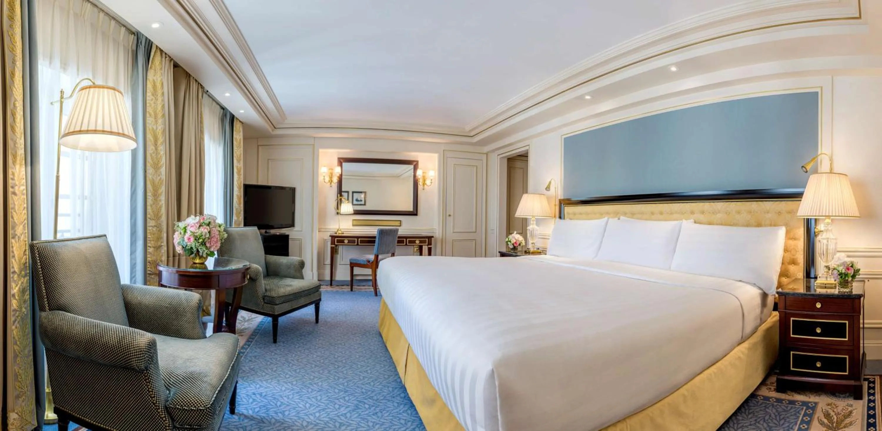 Photo of the whole room, Bed in Shangri-La Paris