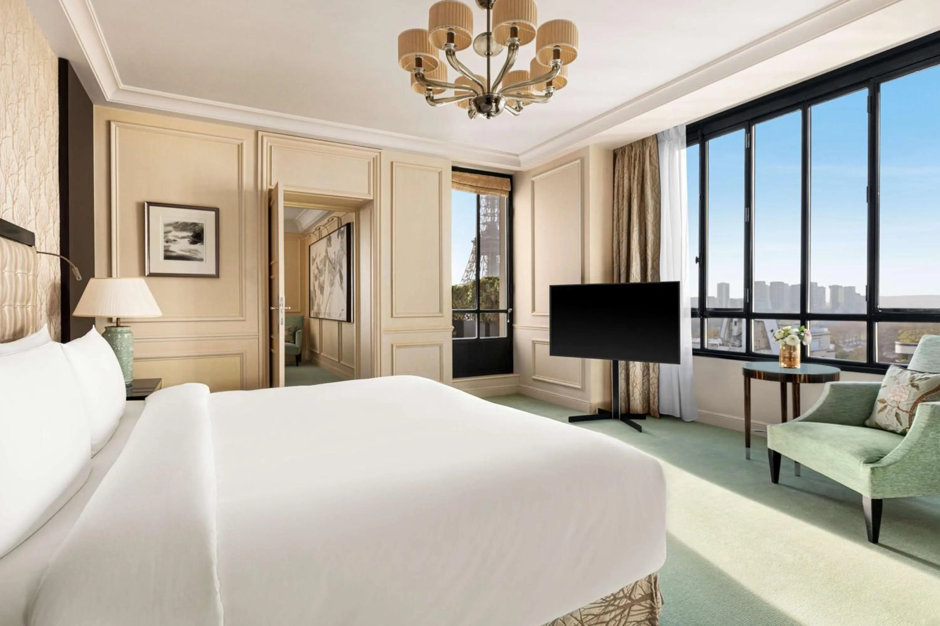 Photo of the whole room, Bed in Shangri-La Paris