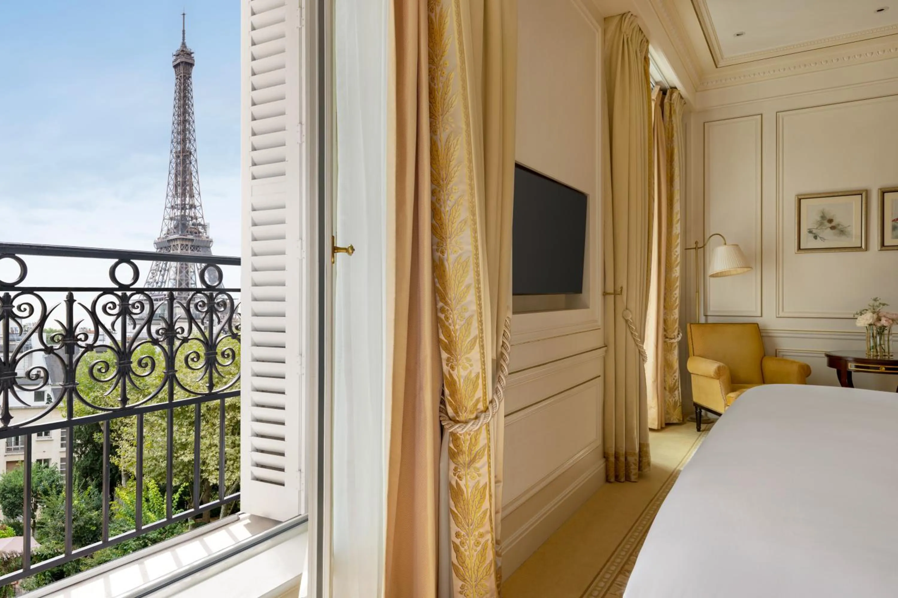 View (from property/room), Bed in Shangri-La Paris
