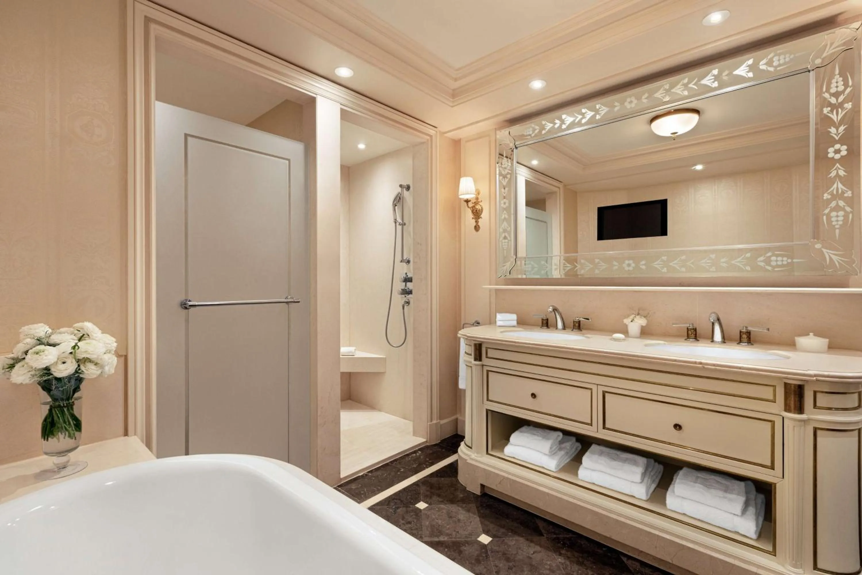 Bathroom, Bed in Shangri-La Paris