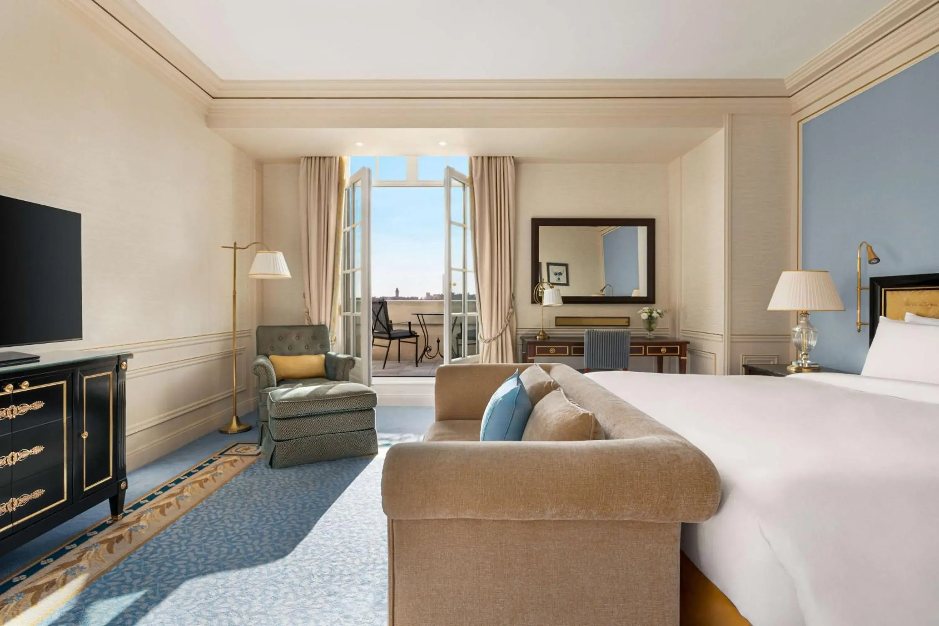 Terrace Eiffel View Room King in Shangri-La Paris Terrace Eiffel View Room King in Shangri-La Paris