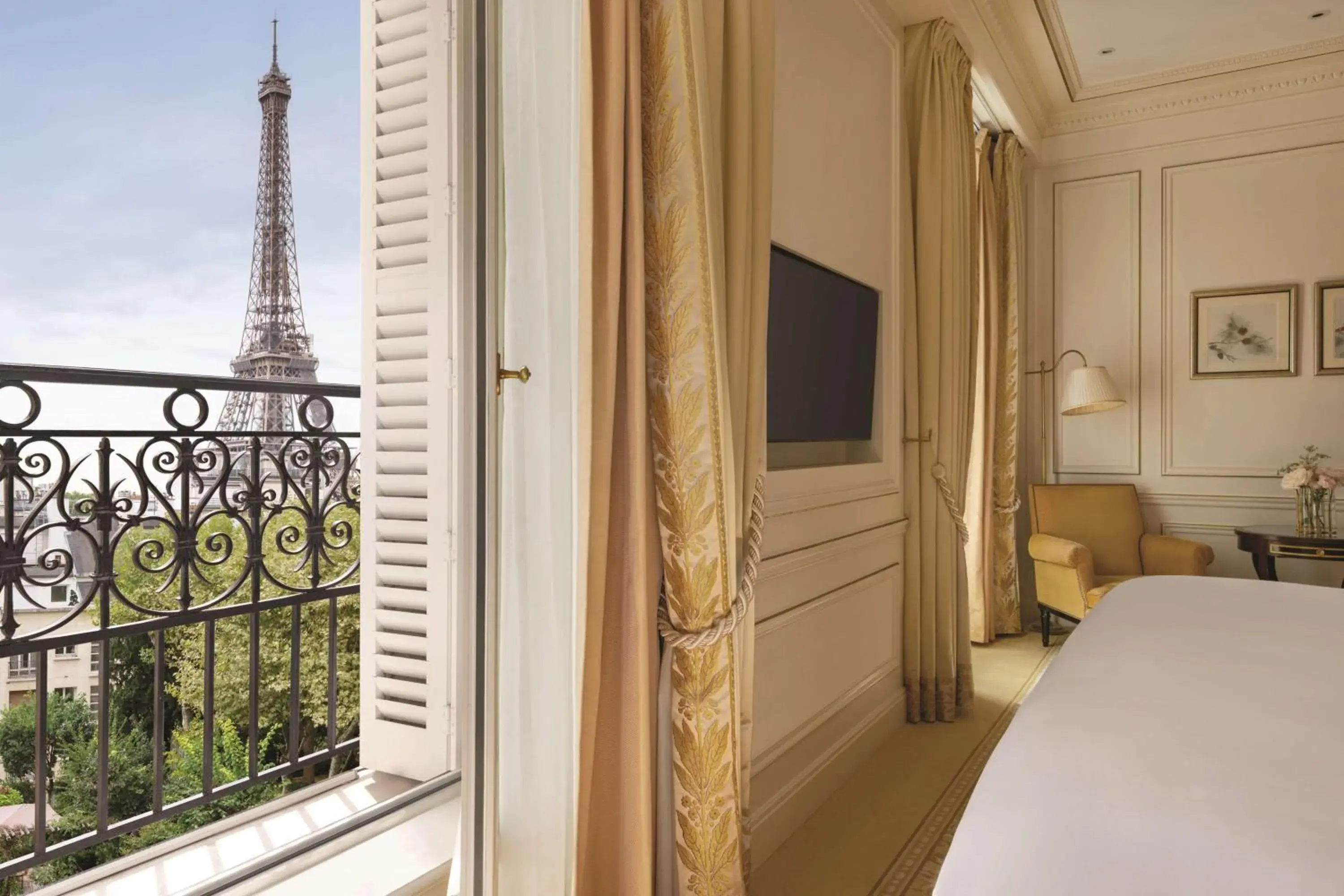 Junior Suite with Paris View in Shangri-La Paris Junior Suite with Paris View in Shangri-La Paris