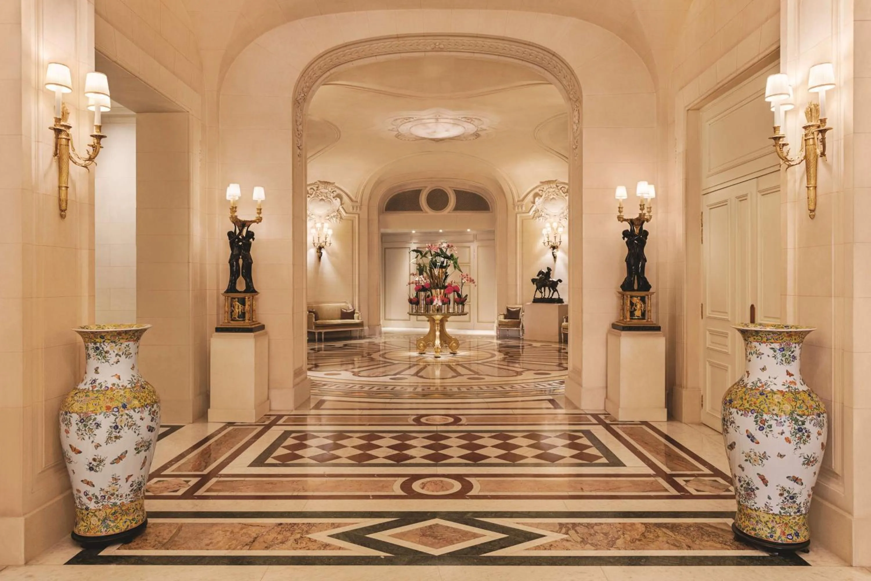 Lobby or reception in Shangri-La Paris