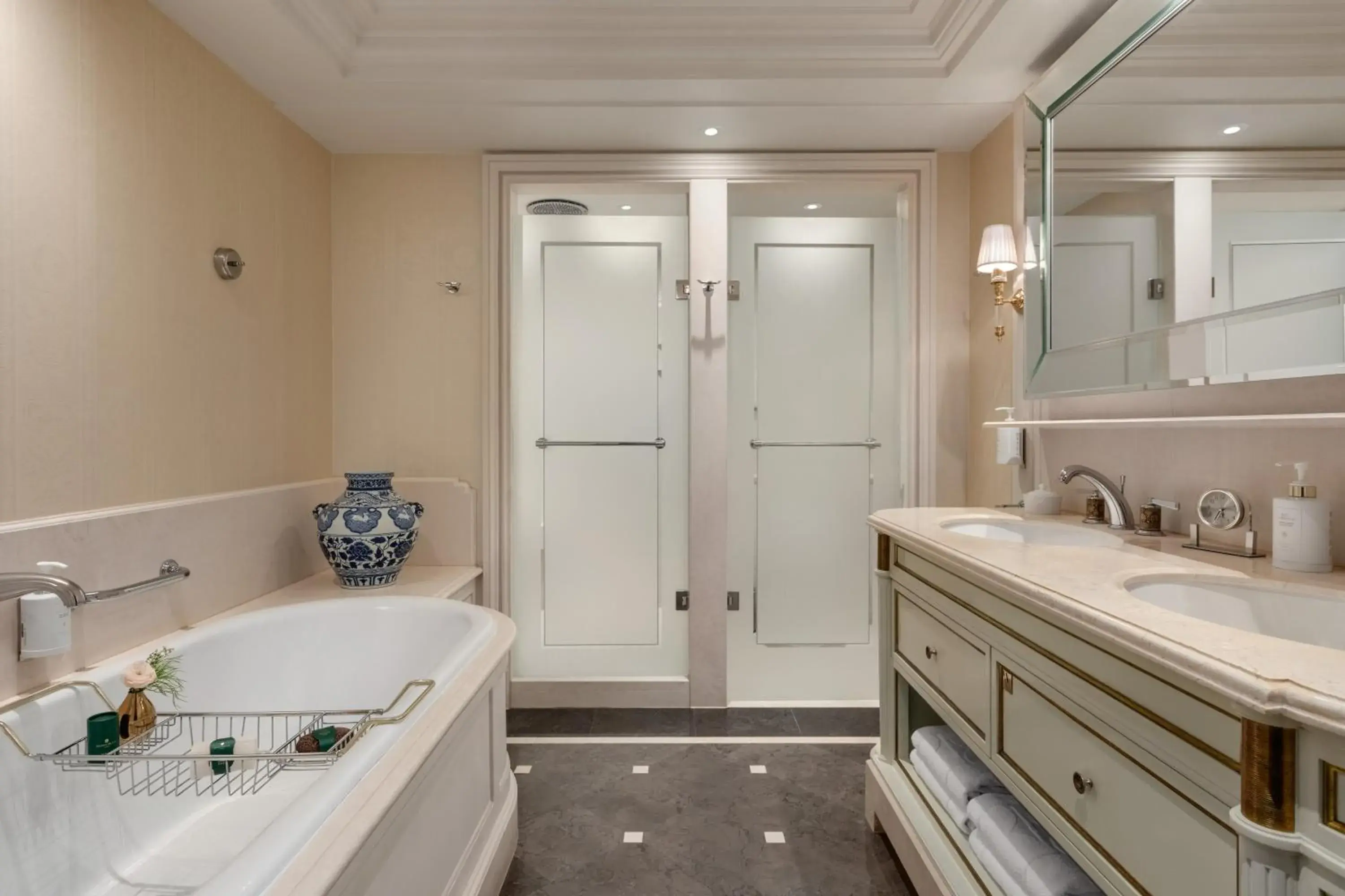 Superior Twin Room in Shangri-La Paris Superior Twin Room in Shangri-La Paris