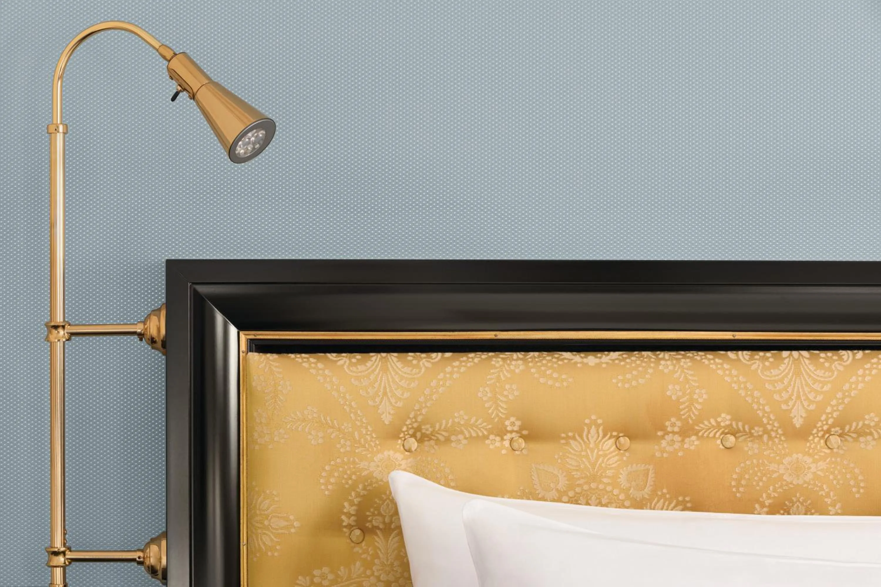 Bedroom, Bed in Shangri-La Paris