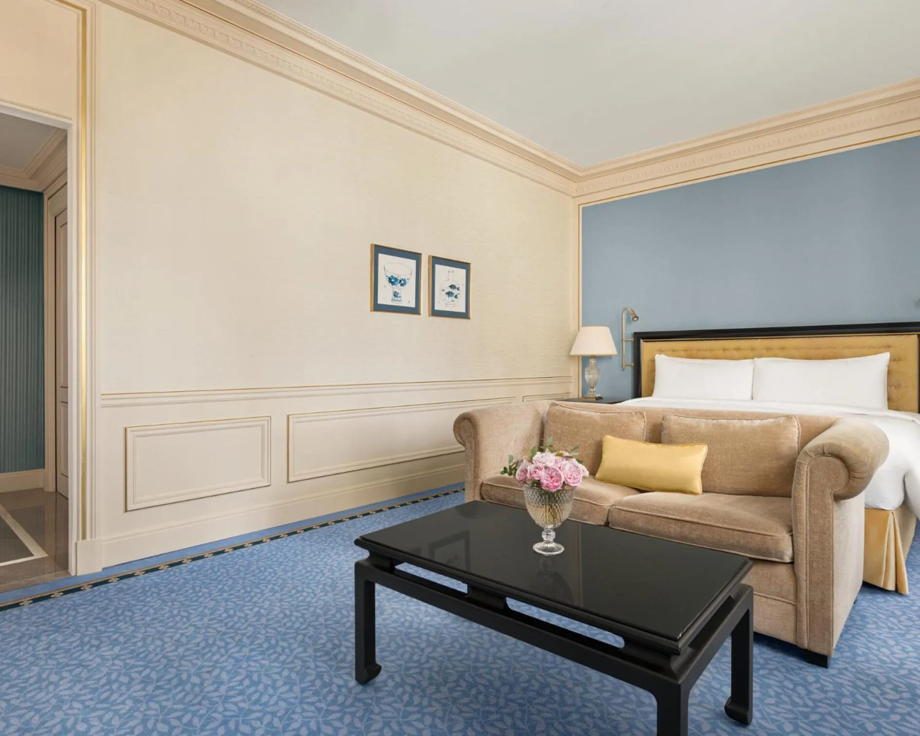 Photo of the whole room, Bed in Shangri-La Paris