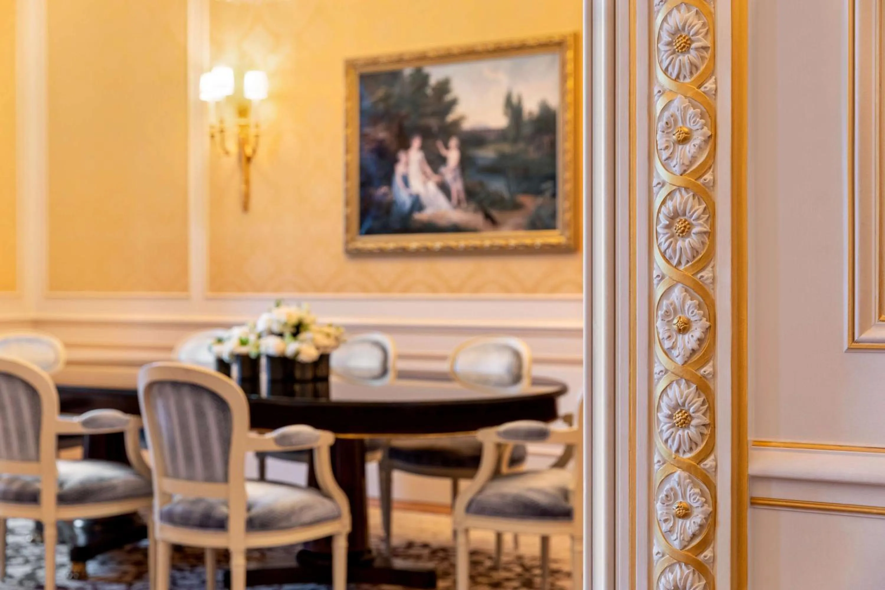 Seating area in Shangri-La Paris