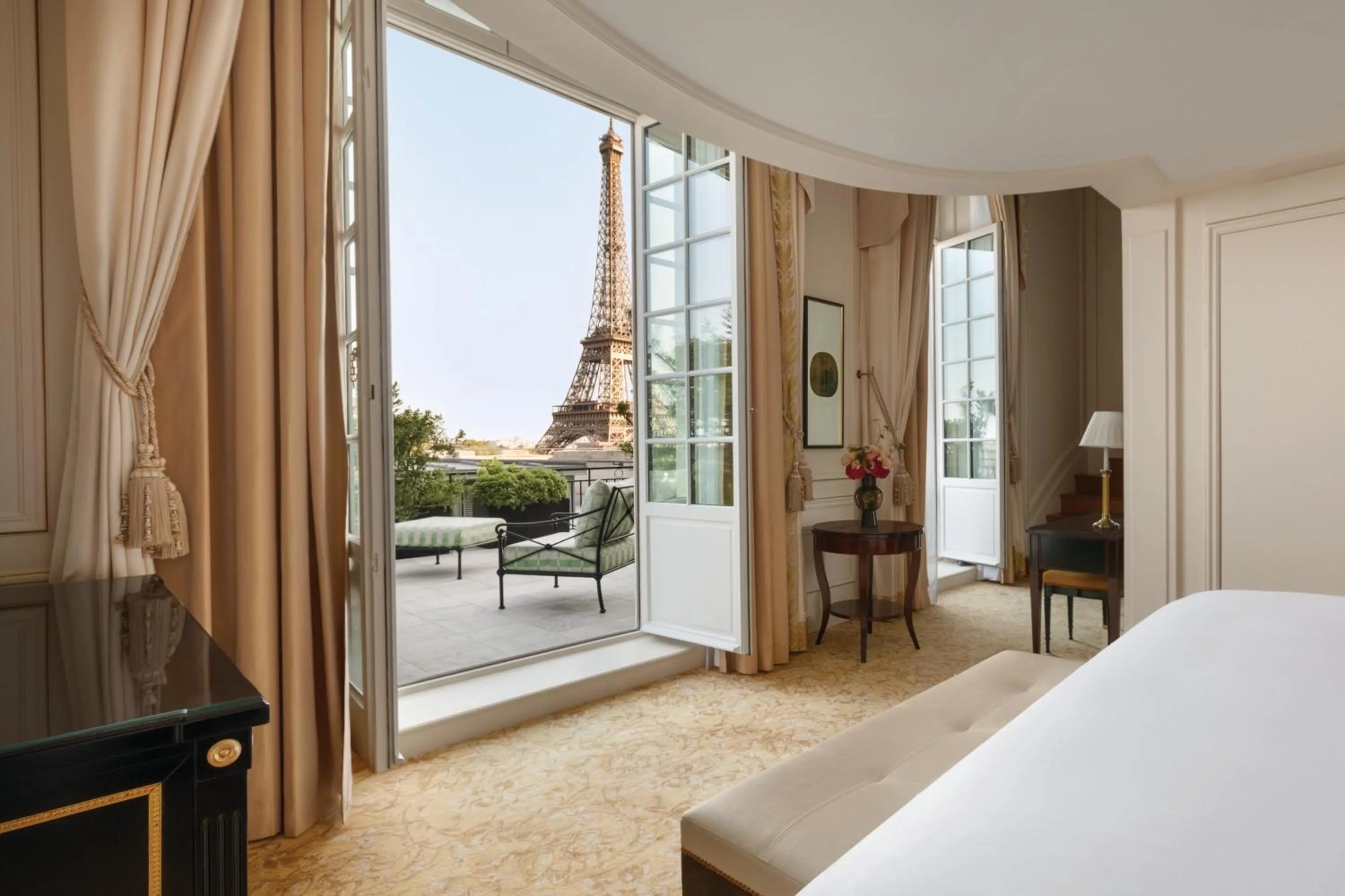 View (from property/room), Bed in Shangri-La Paris