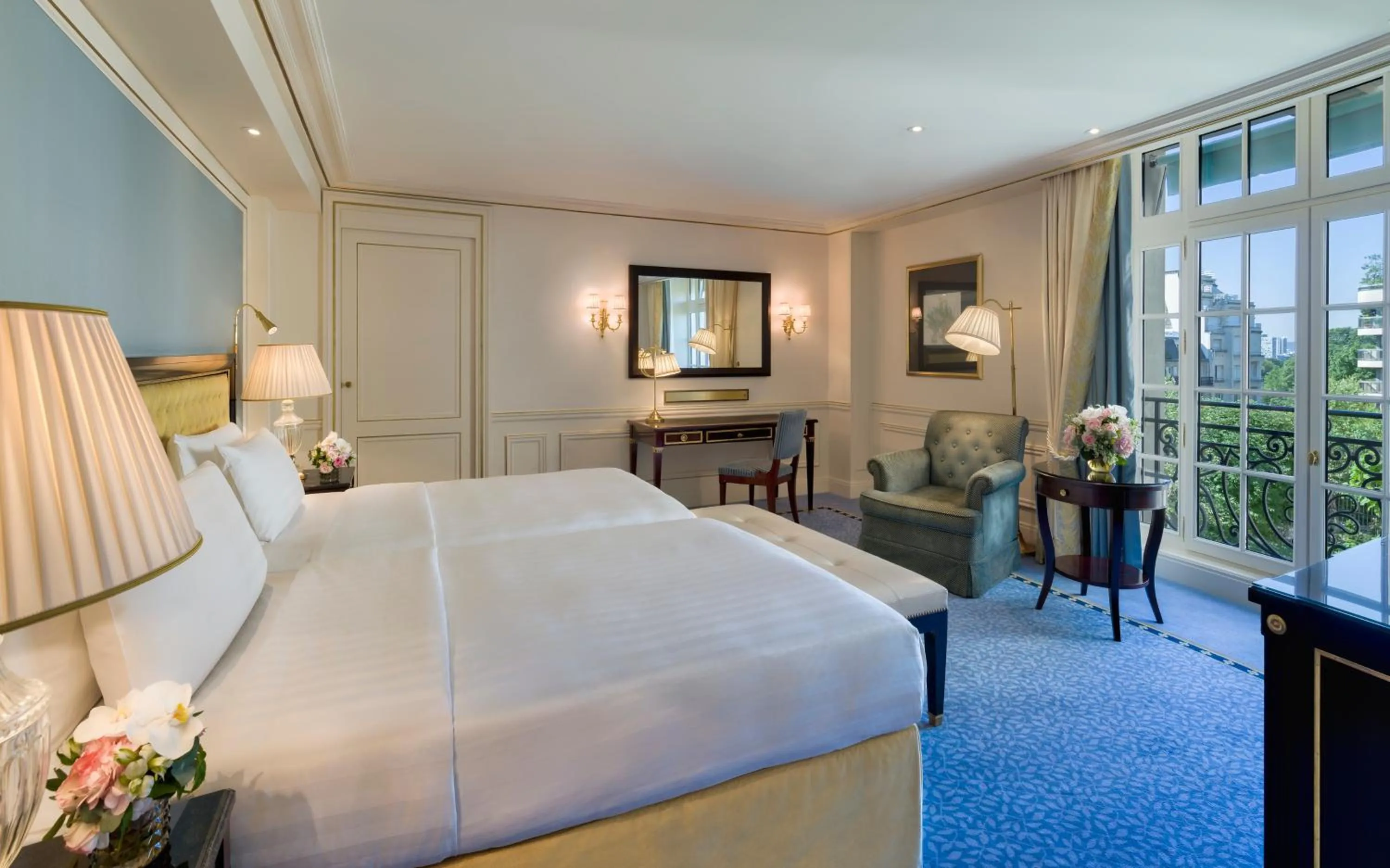 Bed in Shangri-La Paris