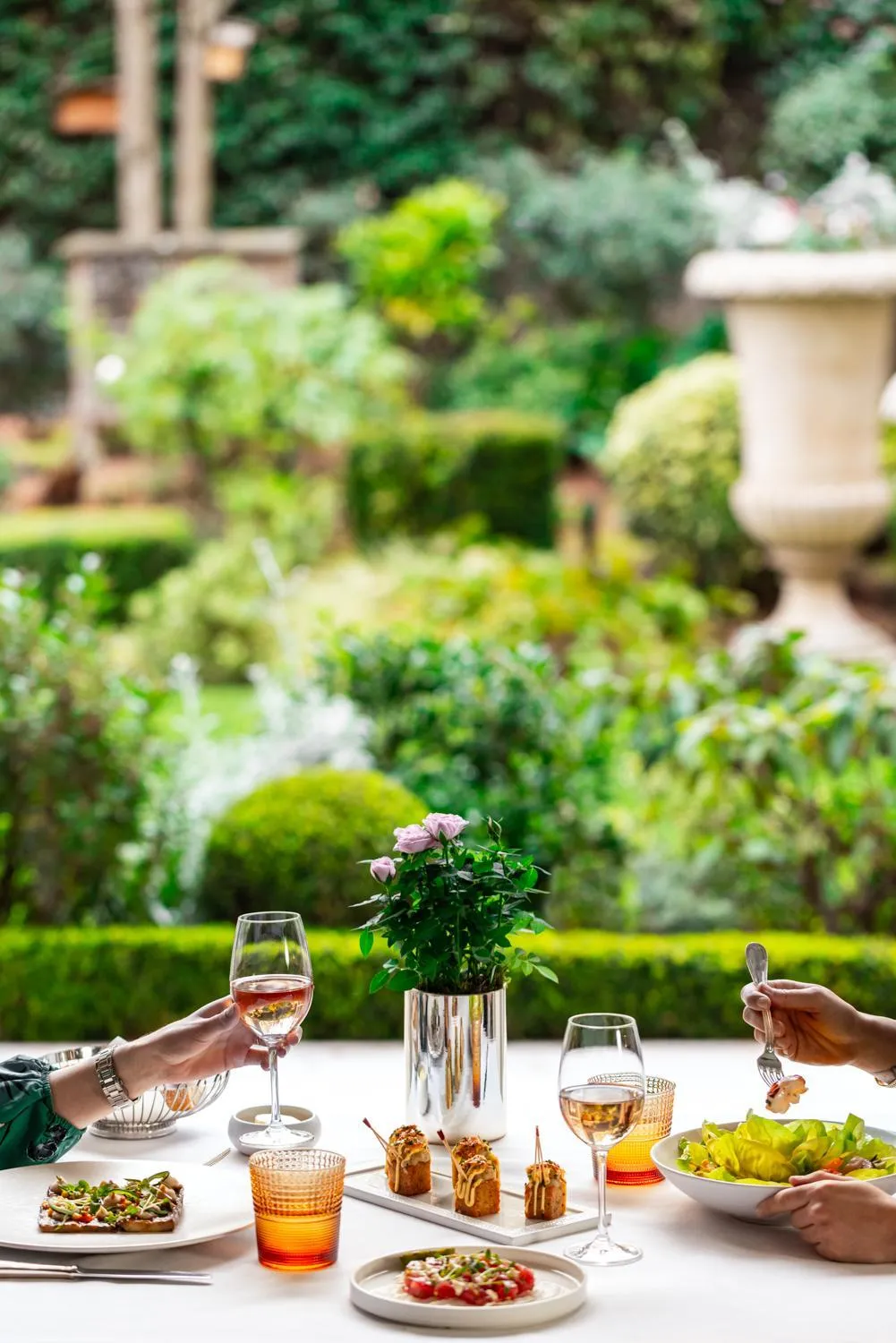 Restaurant/places to eat in Shangri-La Paris