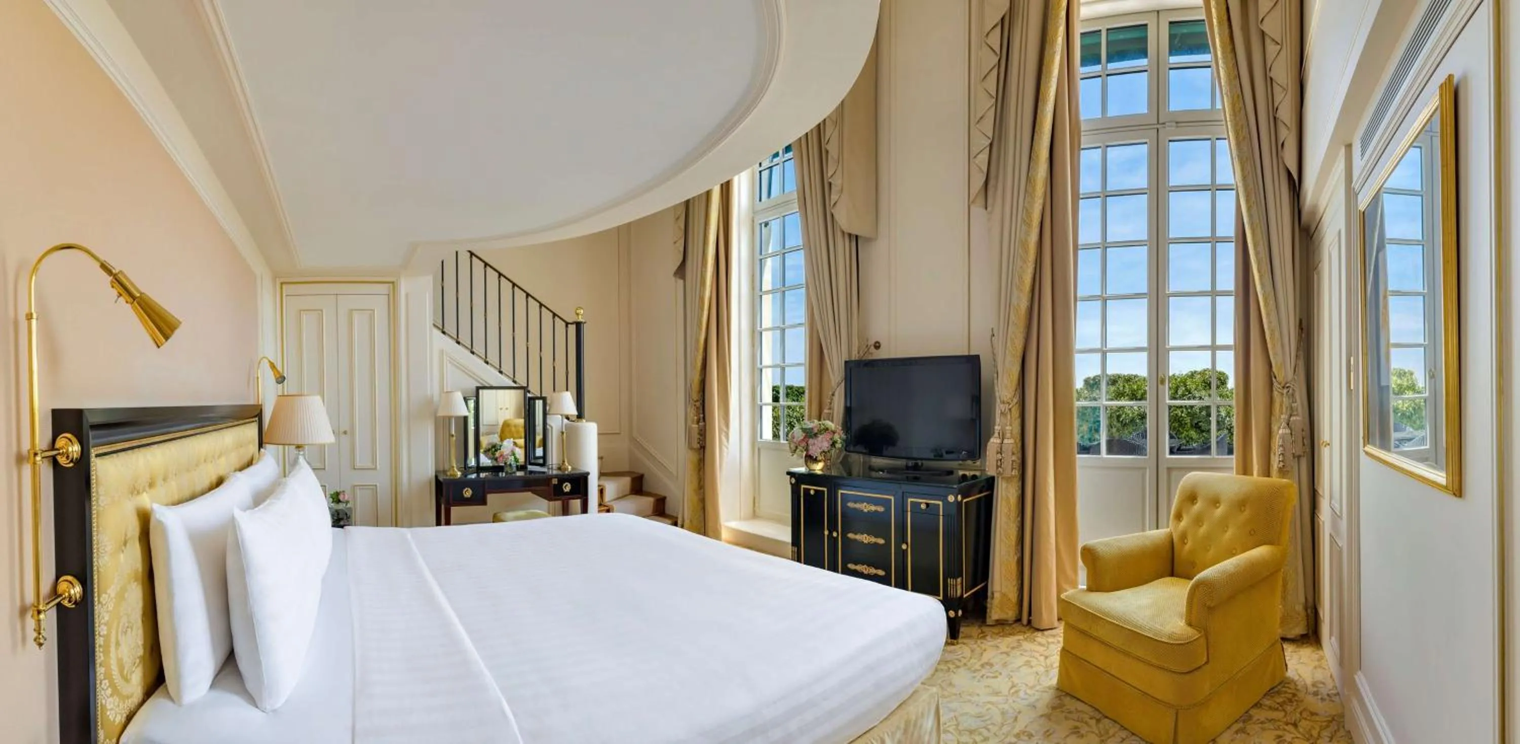 Photo of the whole room, Bed in Shangri-La Paris