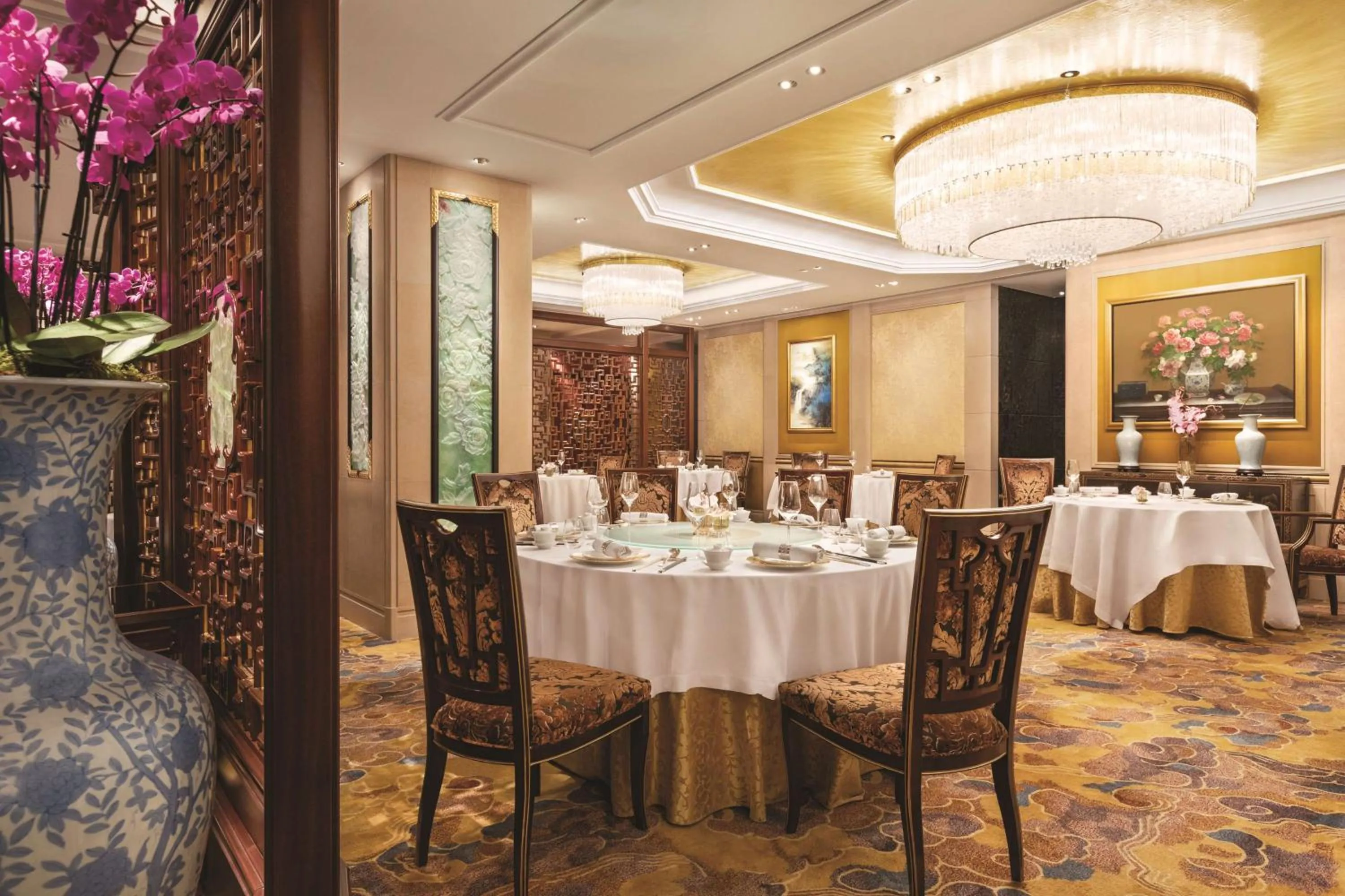 Restaurant/places to eat in Shangri-La Paris
